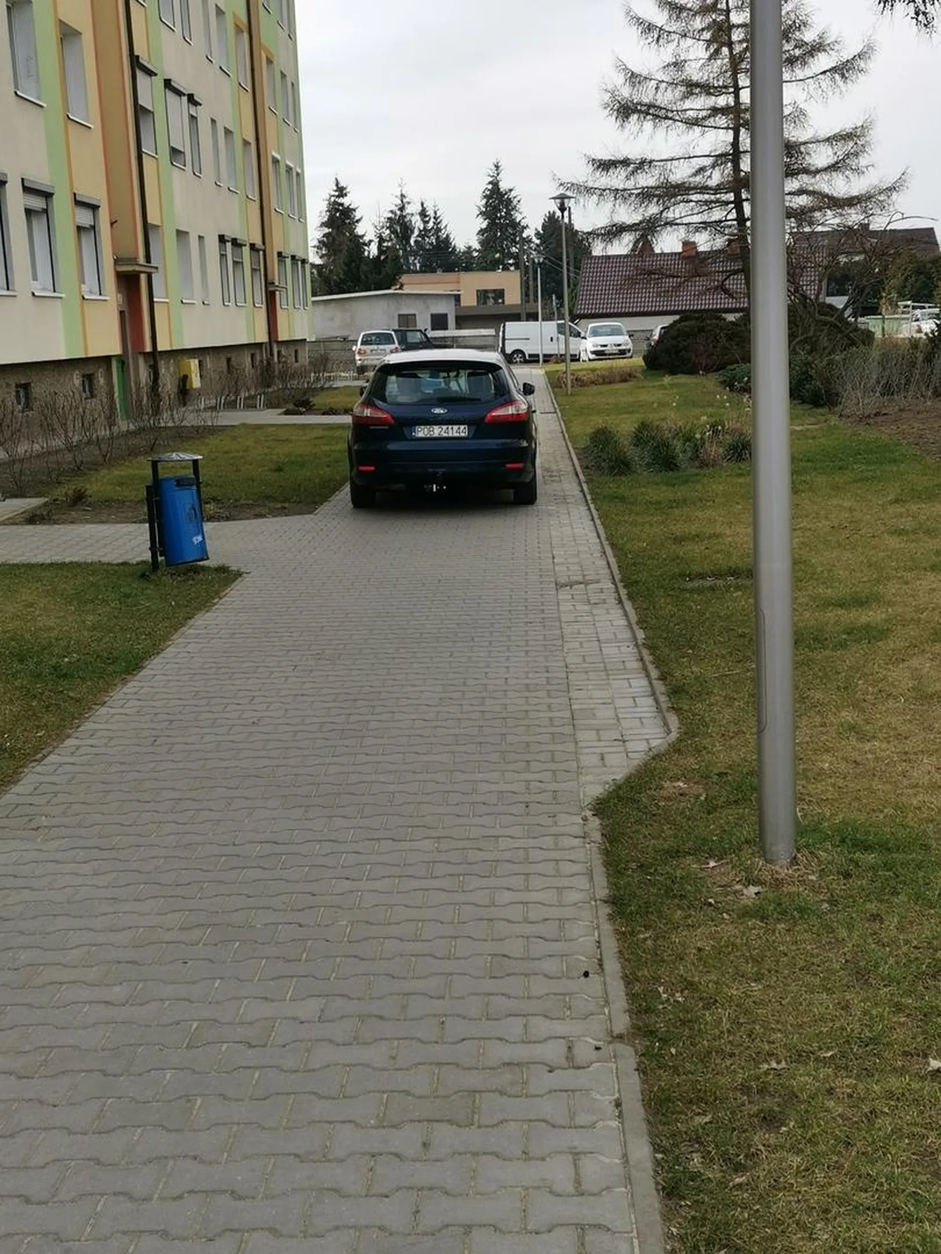 Mistrz parkowania na środku chodnika