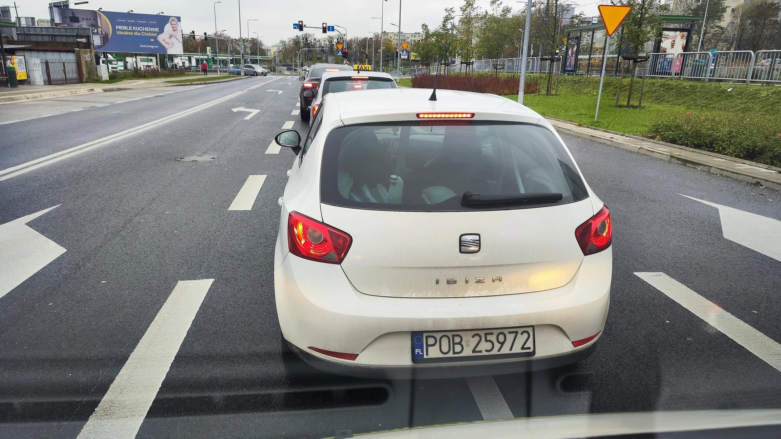 WIELKIEMU PANICZOWI TAK SIE SPIESZYŁO ŻE PRAWIE DOPROWADZIŁ DO KOLIZJI WYPRZEDZAJĄC PO POWIERZCHNI WYŁĄCZONEJ. NAGRANIE Z JEGO POPISÓW TRAFIŁO JUŻ NA KOMISARIAT