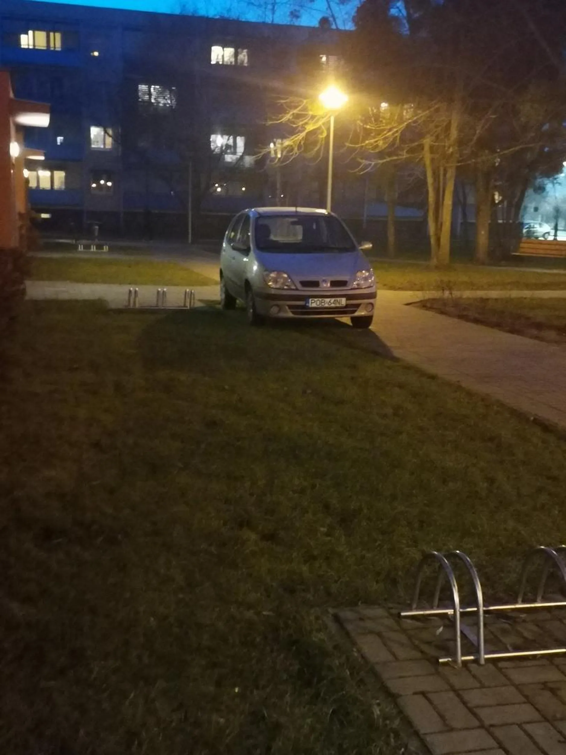 Brawa dla skończonego kretyna, co robi sobie ciągle parking z chodnika
