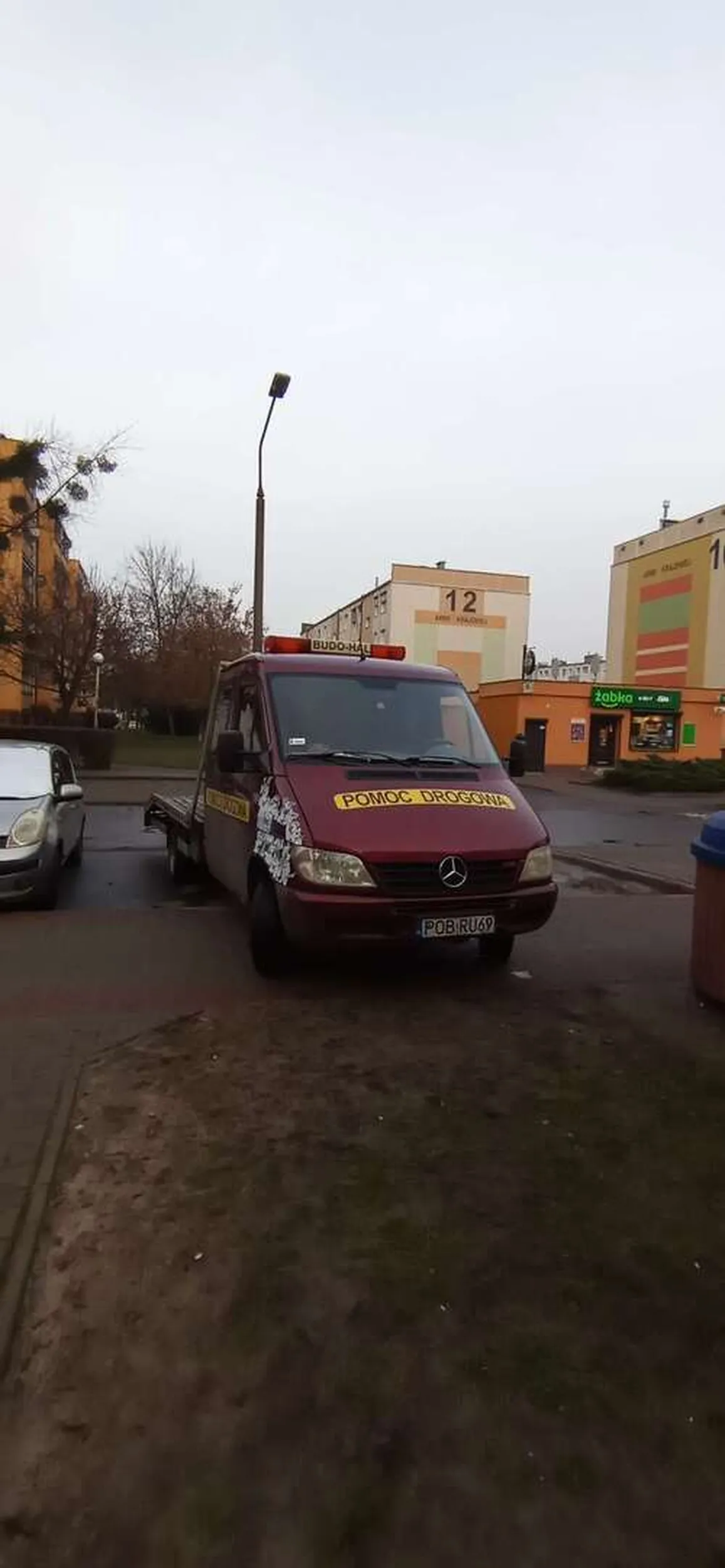 Blokowanie chodnika od rana (7:50) do teraz (15:20)