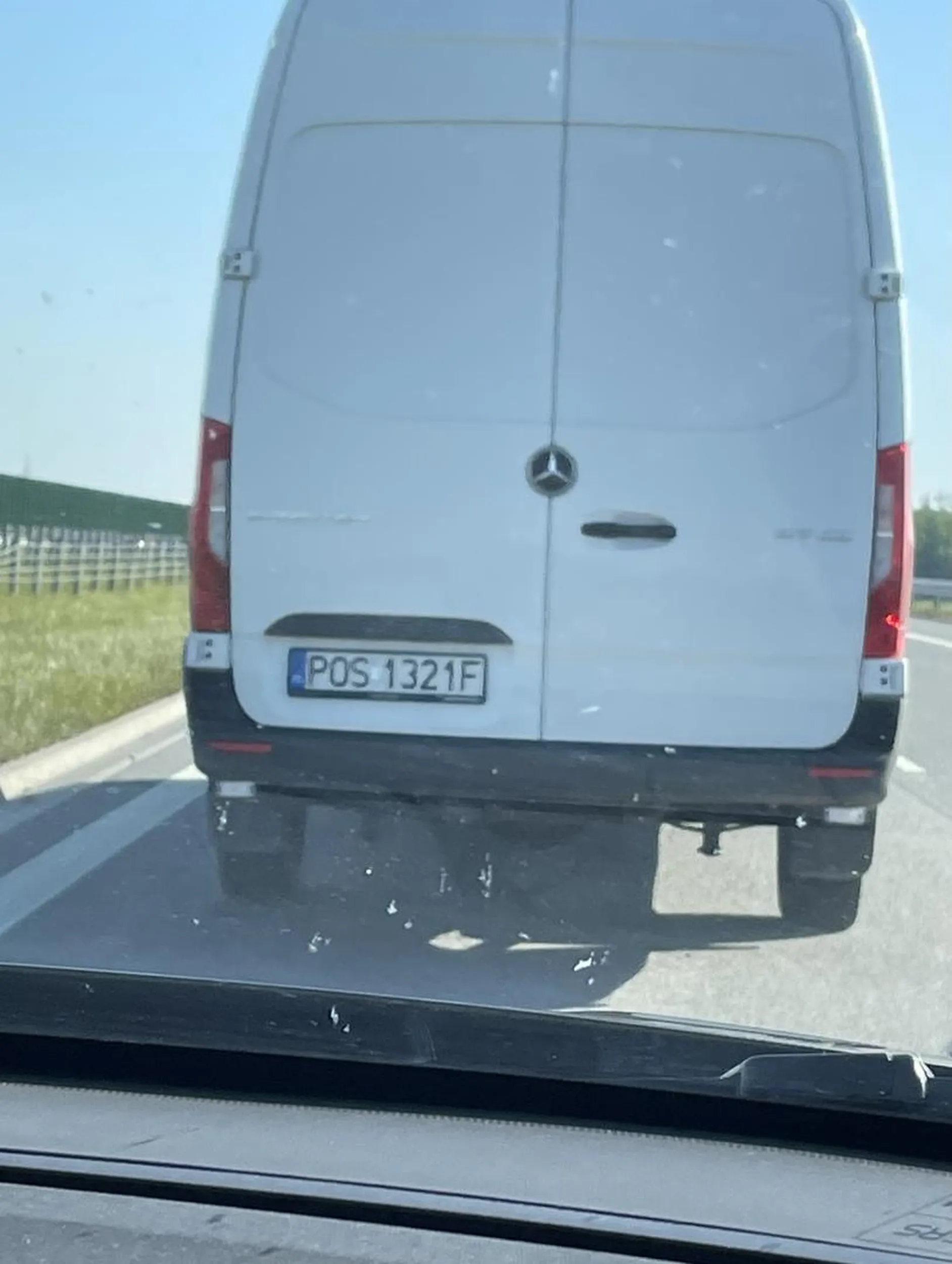 Wymuszanie pierwszeństwa podczas manewru wyprzedzania na S7... Po prostu się nam wjebał przed maskę.