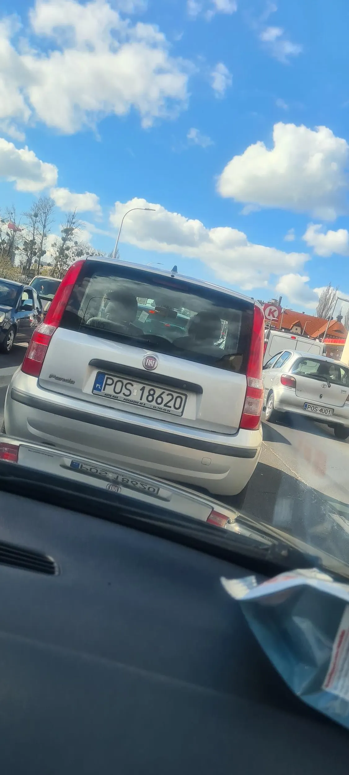 Kierowca bez kierunkowskazu zmienia pas, wymusza pierwszeństwo, nie patrzy w lusterka i prawie doprowadził do stłuczki