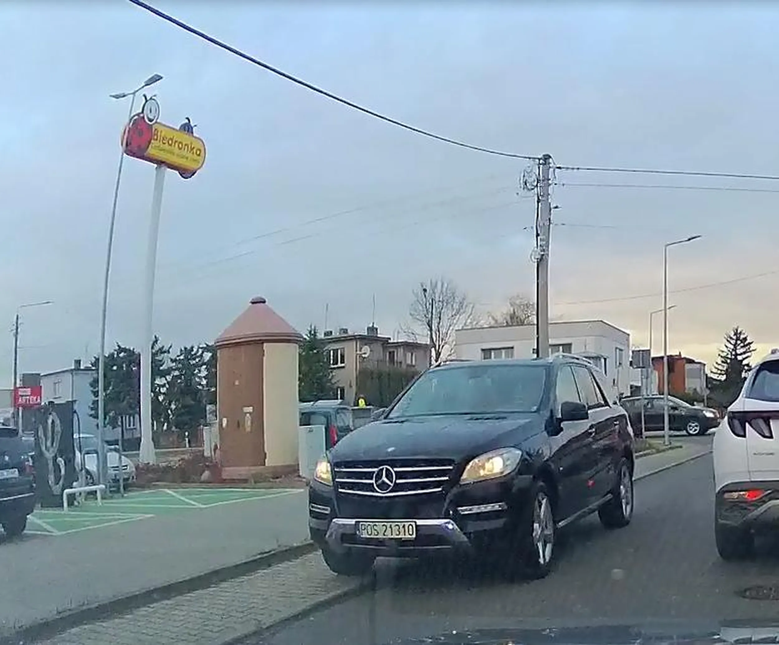 No nieźle, jak można chodnikiem zachrzaniać, gdy obok jest jezdnia?