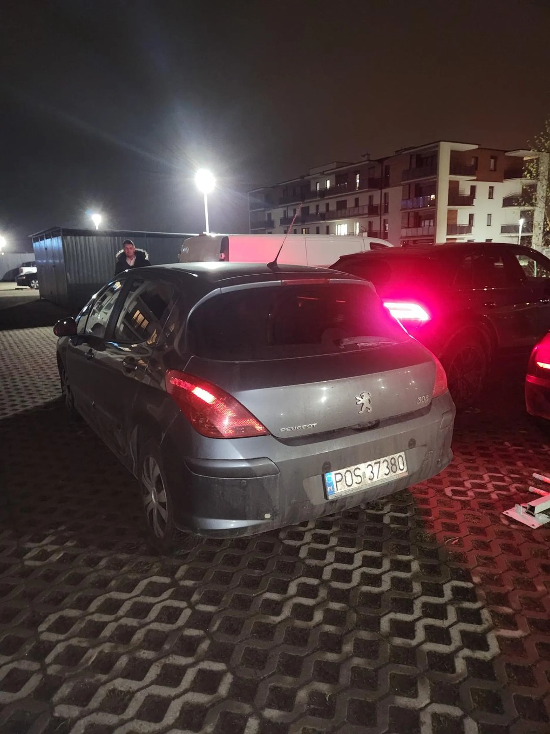 Czereśniak zastawia auto na parkingu (miejsce prywatne)