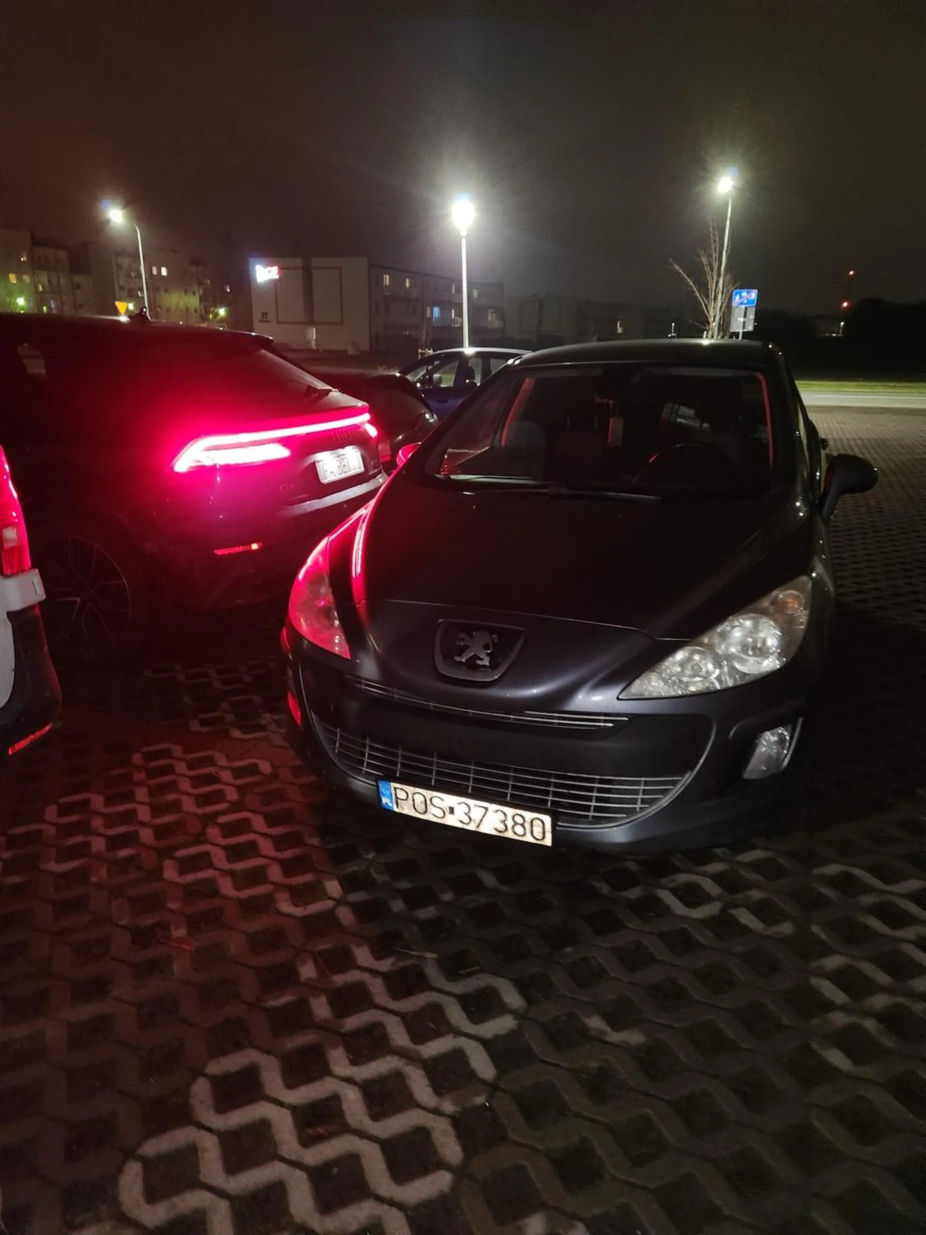 Czereśniak zastawia auto na parkingu (miejsce prywatne)