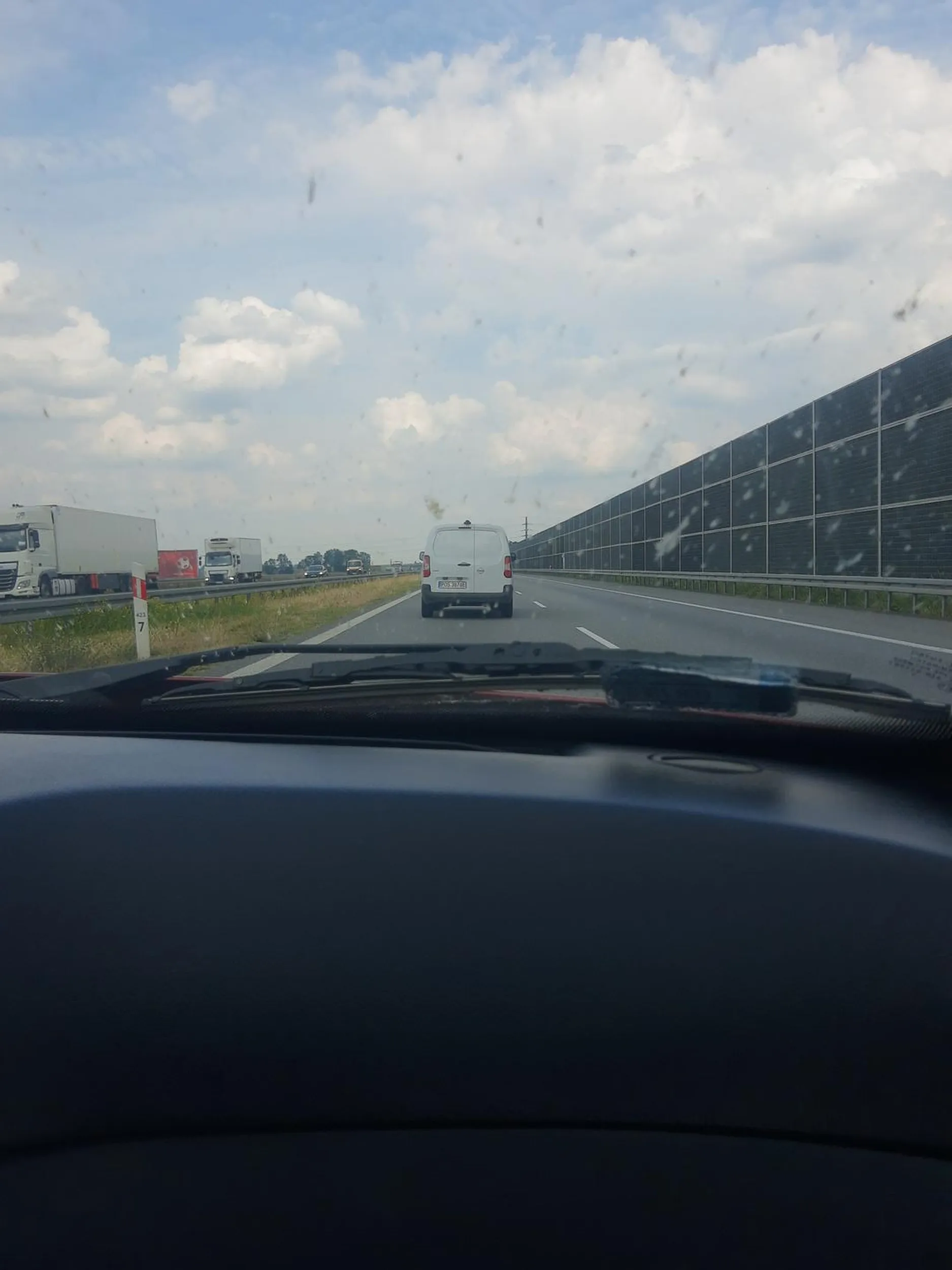 Kutas nie zna przepisów drogowych Zajeżdża drogę na A2 przy 140 Uwaga na tego kierowcę !!!