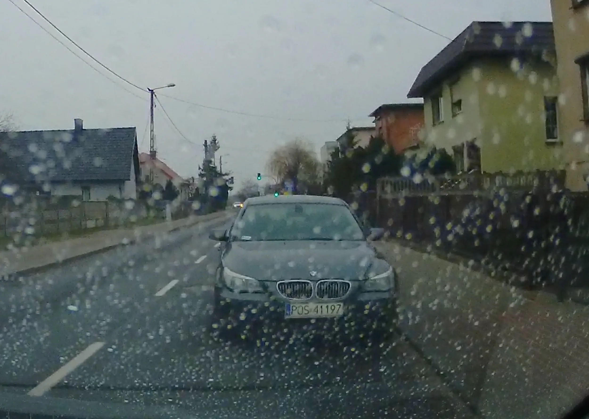 Pijany lub niedorozwinięty człek zostawia swoje BMW (bardzo mały wacek/ wyobraźnia) zastawiając drogę na jednej ulic Ostrowa...