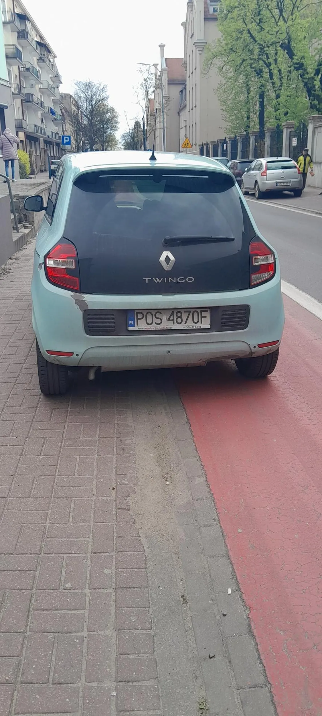 Parkowanie na ścieżce rowerowej bo czemu nie. Akurat z naprzeciwka jechał rower gdy byłem na ścieżce rowerowej.