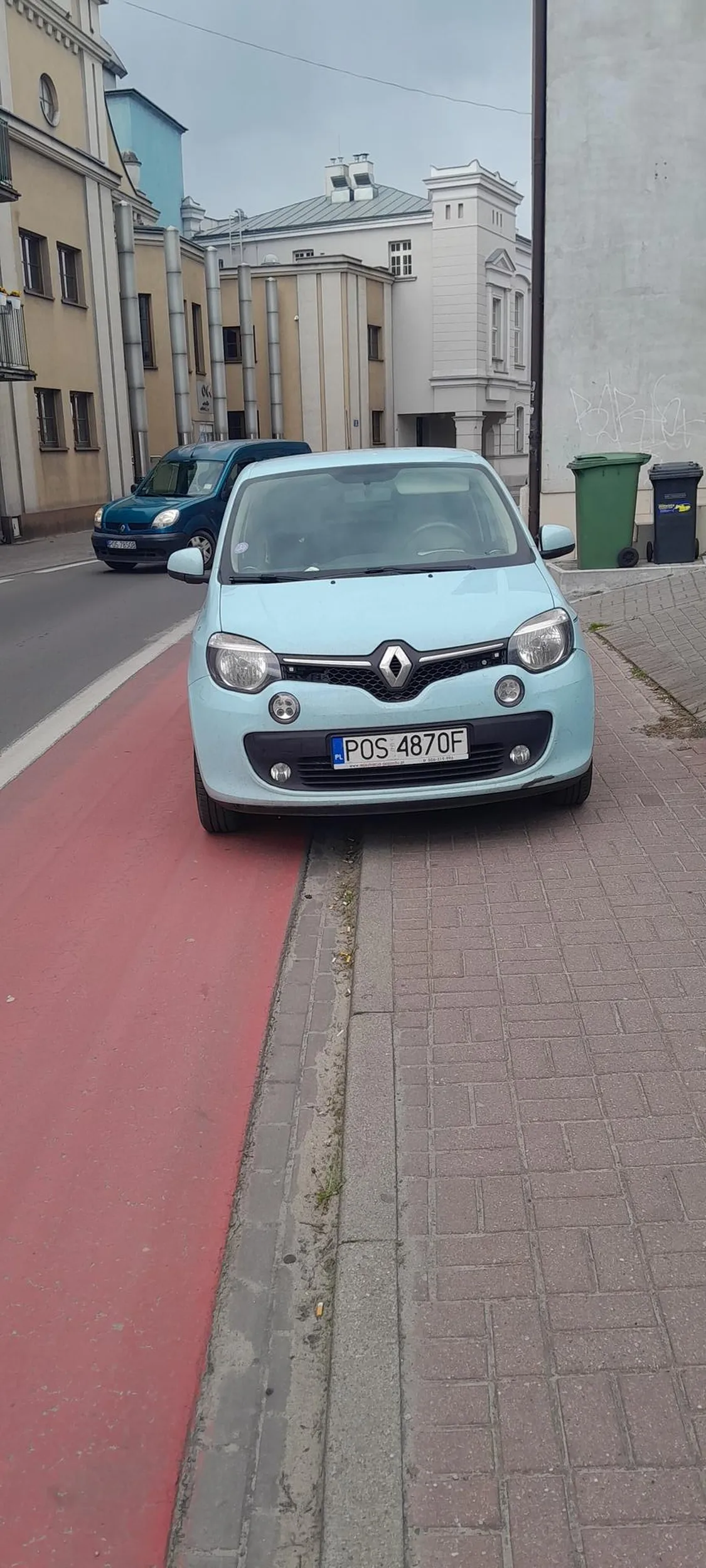 Parkowanie na ścieżce rowerowej bo czemu nie. Akurat z naprzeciwka jechał rower gdy byłem na ścieżce rowerowej.