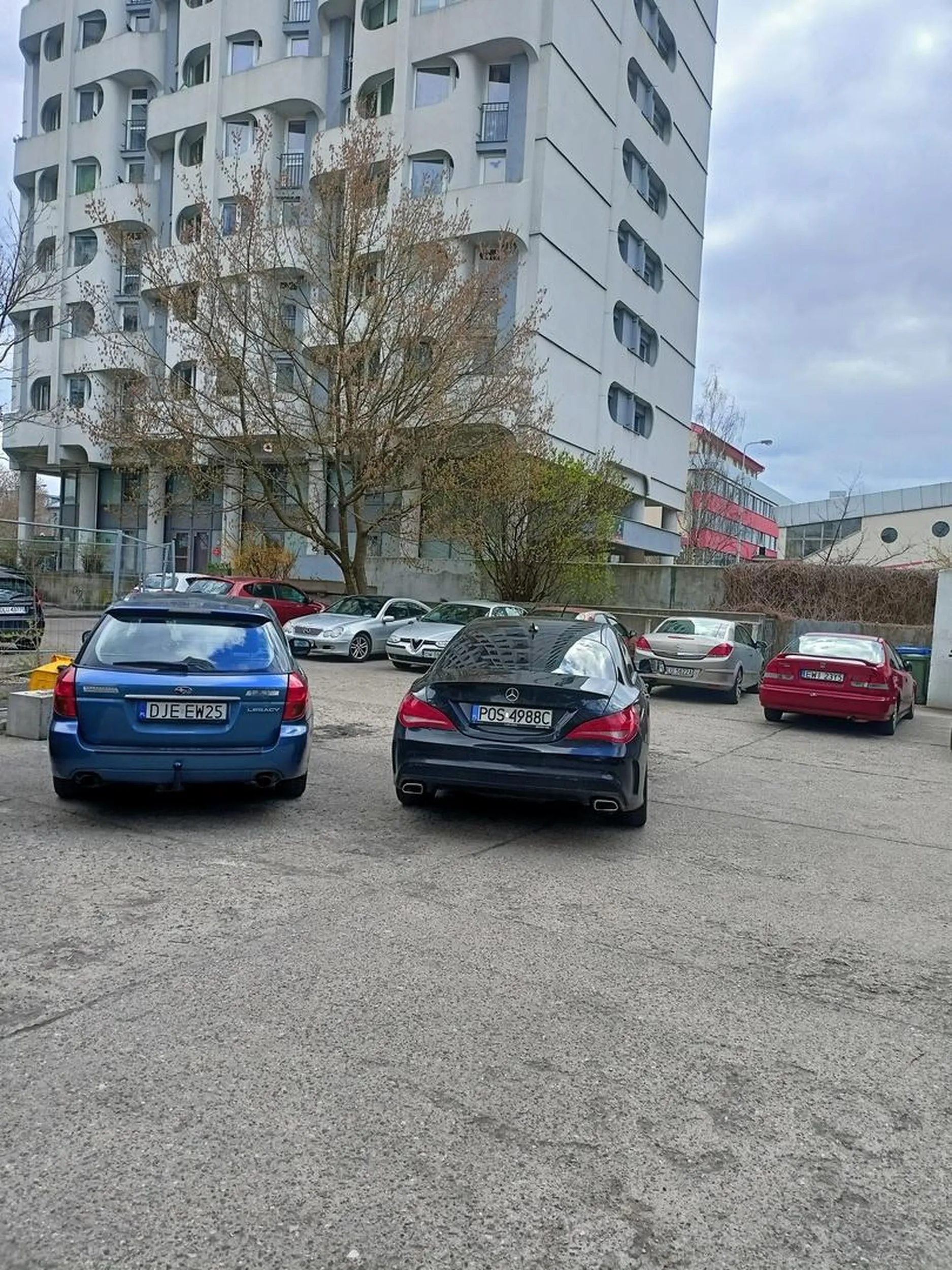 Tatuś kupił auto ale parkować nie nauczył. Przeparkuj tego złoma bo już 3 dzień tak stoi.