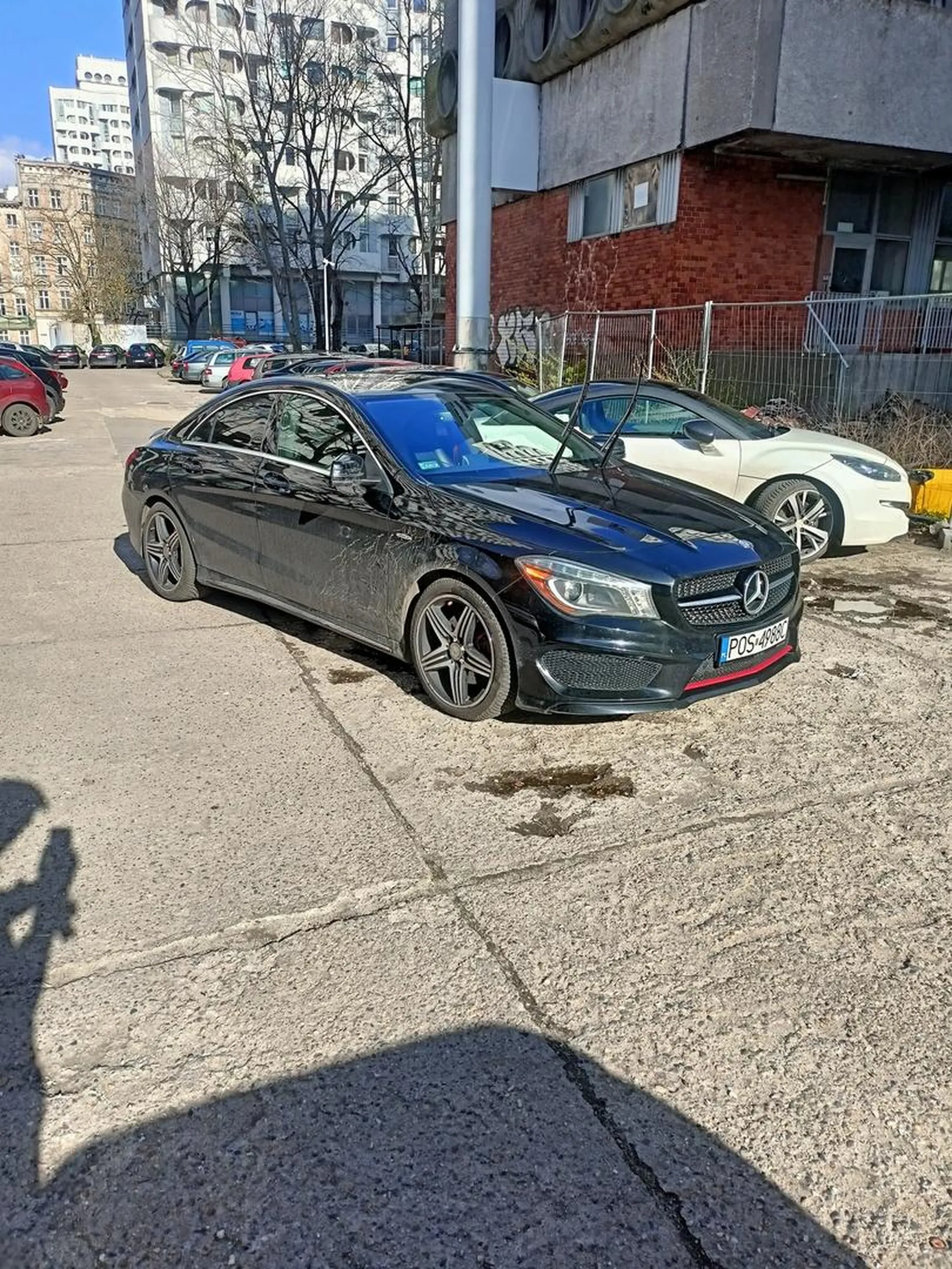 Tatuś kupił auto ale parkować nie nauczył. Przeparkuj tego złoma bo już 3 dzień tak stoi.