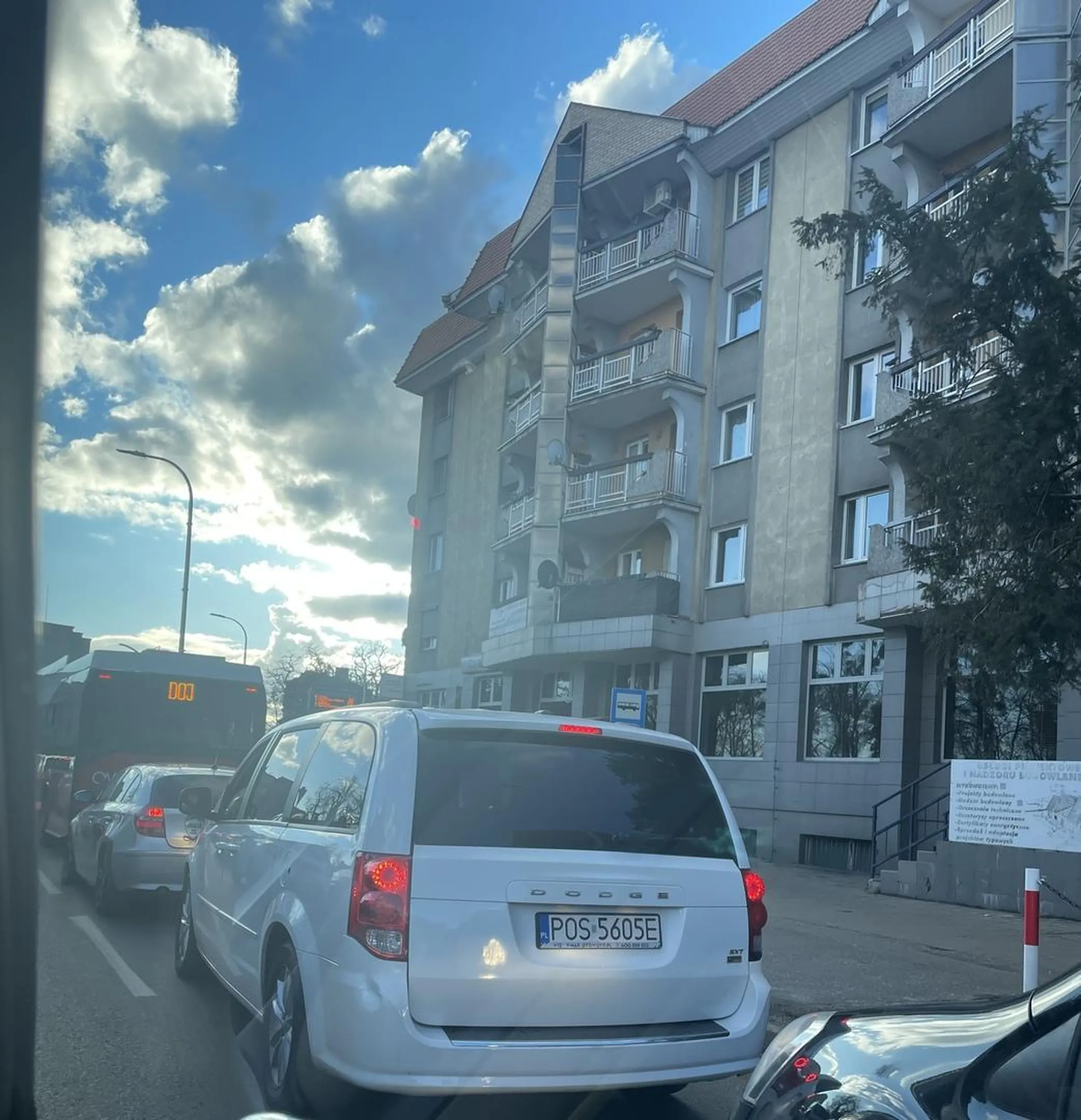 Kierowca z zamiarem skrętu w prawo z pasa lewego zaczął obrażać kierowcę, która nie chciała go przepuścić nazywając „głupią babą”. Strasznie słabe:)