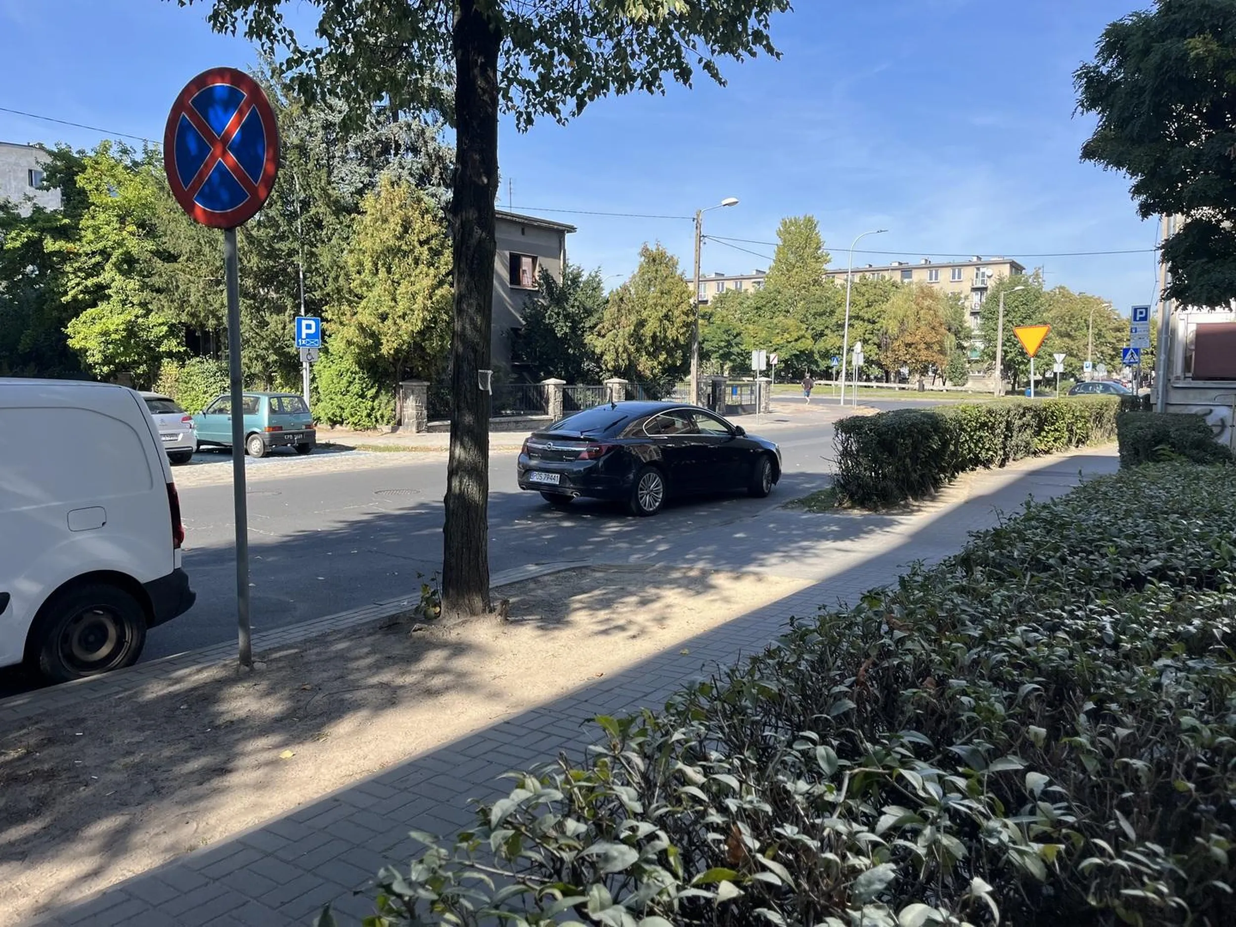 Zastawił wjazd tak, że większe samochody miałyby problem z wjechaniem. Nie mówiąc już o wywozie śmieci