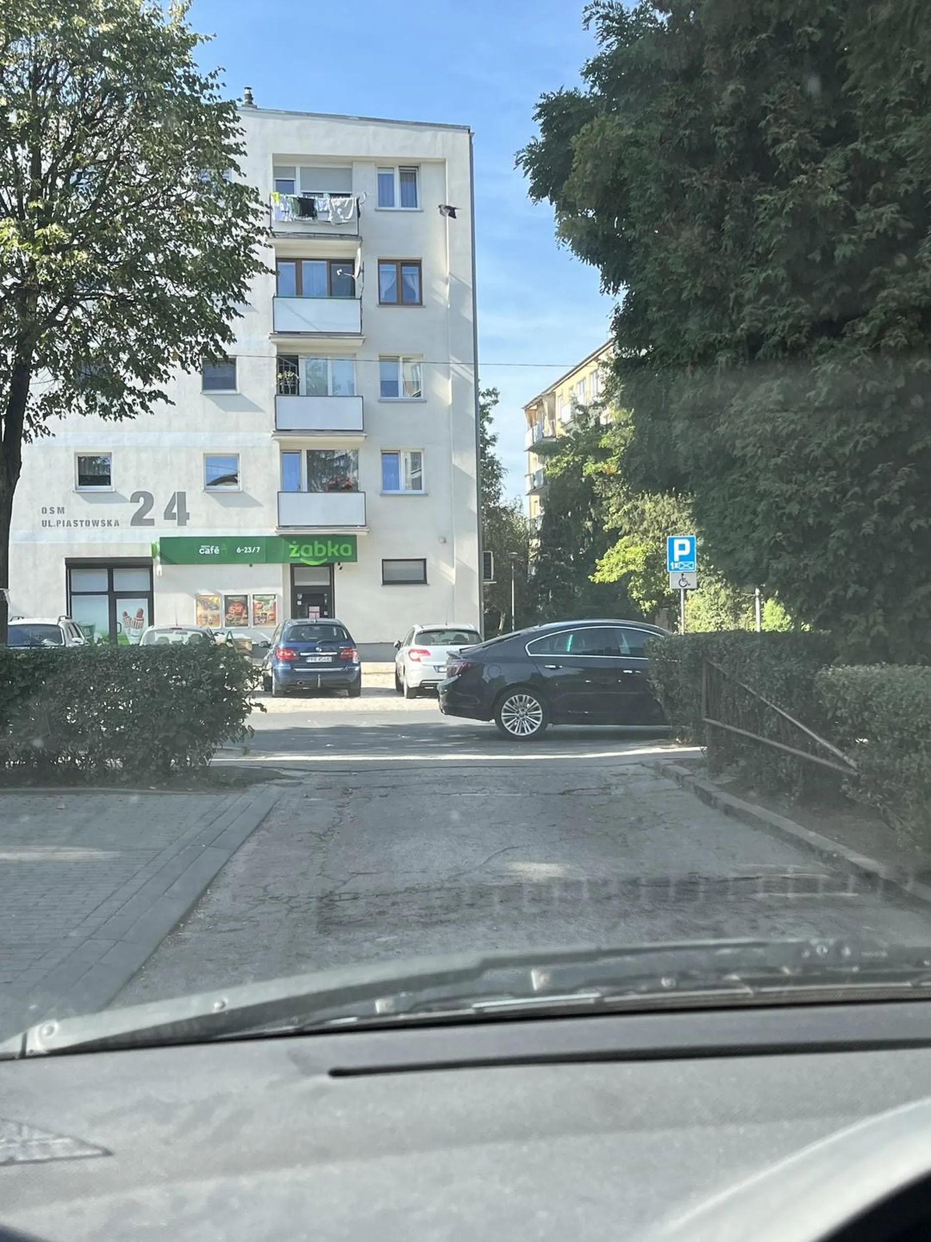 Zastawił wjazd tak, że większe samochody miałyby problem z wjechaniem. Nie mówiąc już o wywozie śmieci