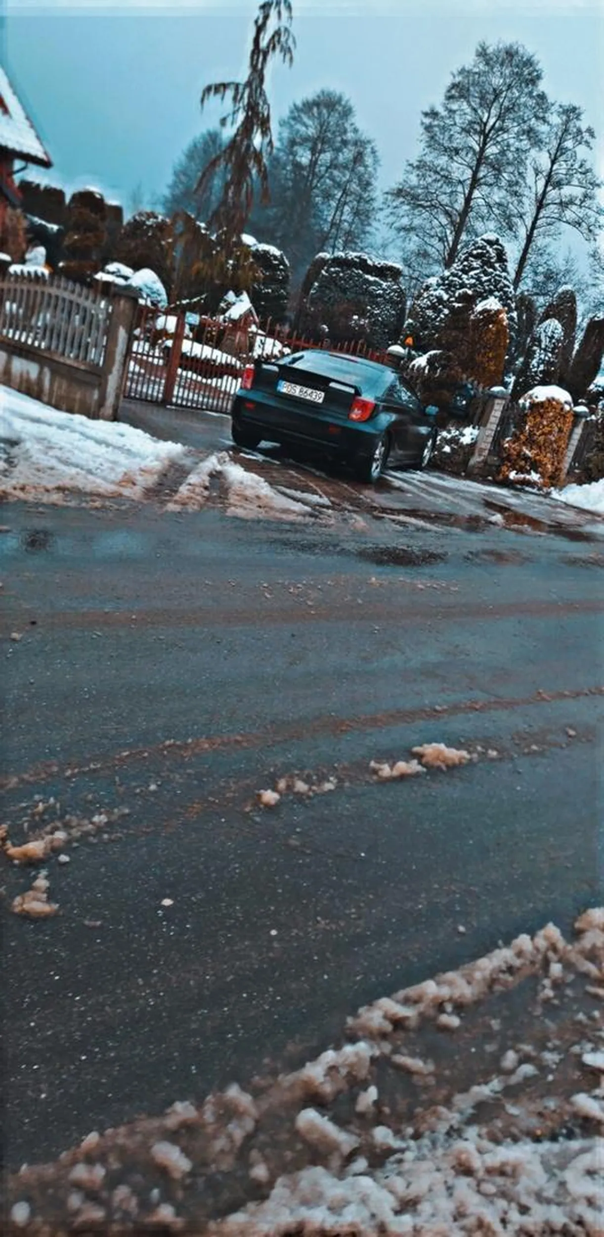 Kierowca celowo zjeżdża na pobocze i chlapie przechodniów z psami błotem. Na następny raz leci kamień w szybe bo było widać jak specjalnie zjechałeś z toru jazdy ;) Pozdrawiamy