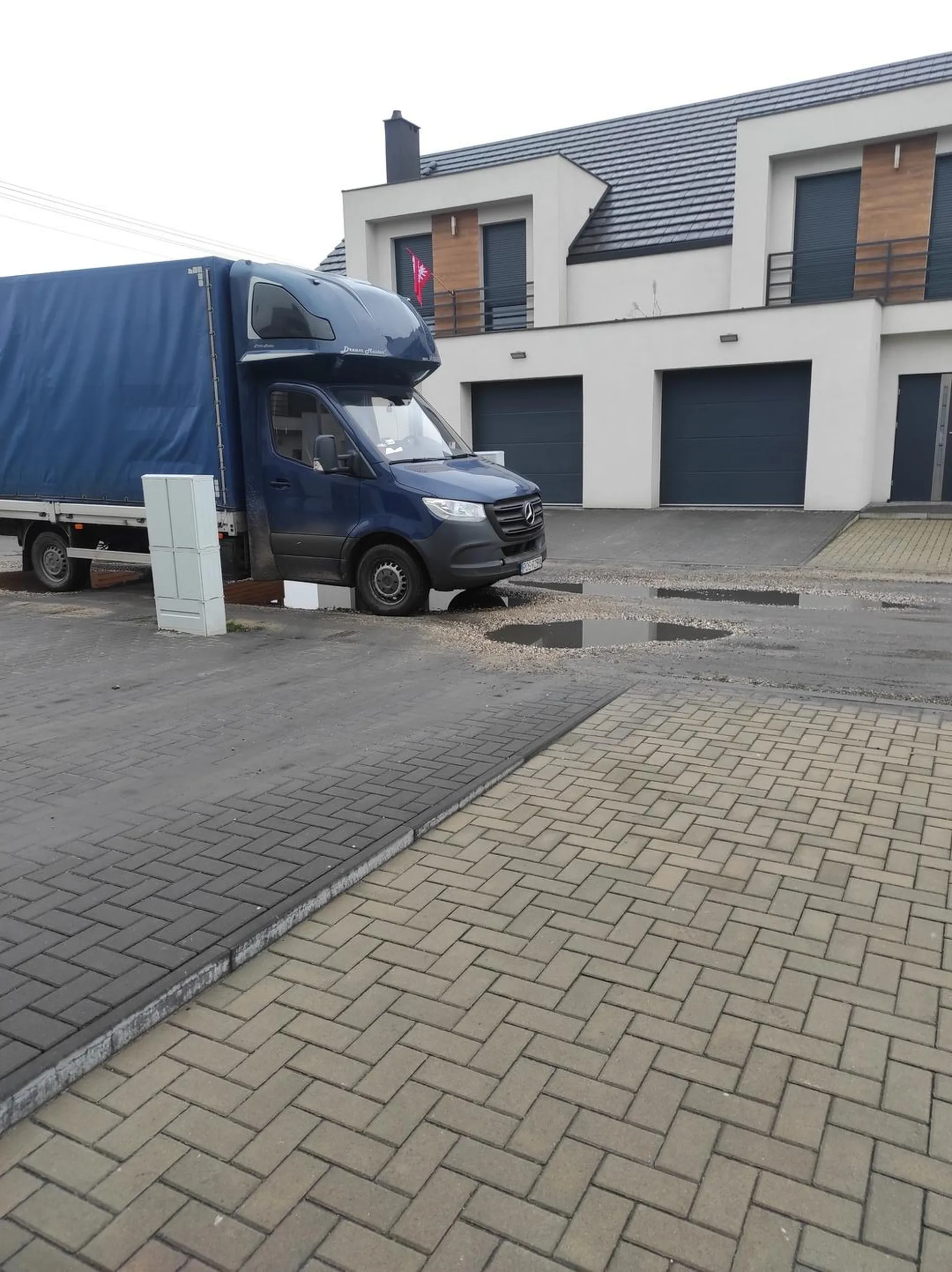 Pan stanął na środku ulicy, nie dało się przejechać. Gdy poprosiłem go grzecznie o przesunięcie się odmówił.