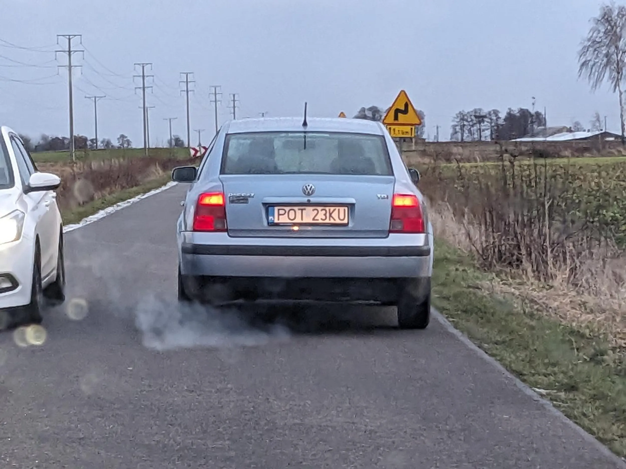 Nie pozdrawiam dwóch bandziorów z powiatu ostrzeszowskiego którzy na napadli mnie dziś 23 grudnia na trasie Kaliszkowice Kaliskie - Grabów oraz w samym Grabowie jadąc błękitnym passatem o numerach POT 23KU. Sprawa zostanie zgłoszona na policje, spodziewajcie się więc wizyty w święta niebieskich mikołajów. Mam nadzieje że traficie tam gdzie miejsce takich zwyrodnialców jak wy !