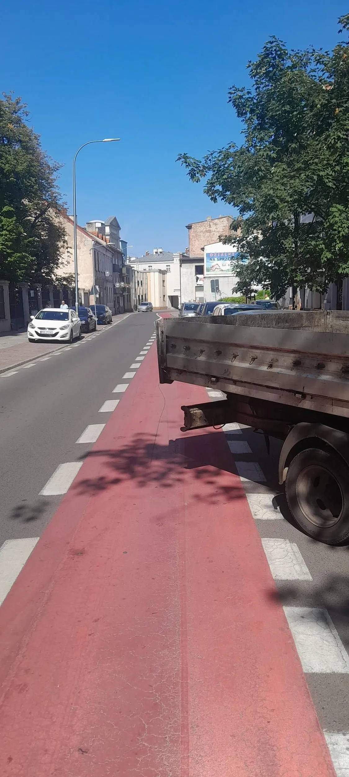 Blokujemy 75% ścieżki rowerowej na rzecz zaparkowania masywnego wehikułu bo nie chce się szukać parkingu