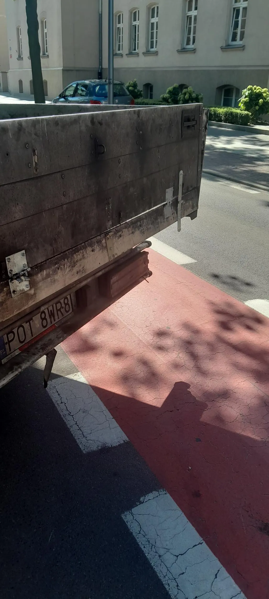 Blokujemy 75% ścieżki rowerowej na rzecz zaparkowania masywnego wehikułu bo nie chce się szukać parkingu