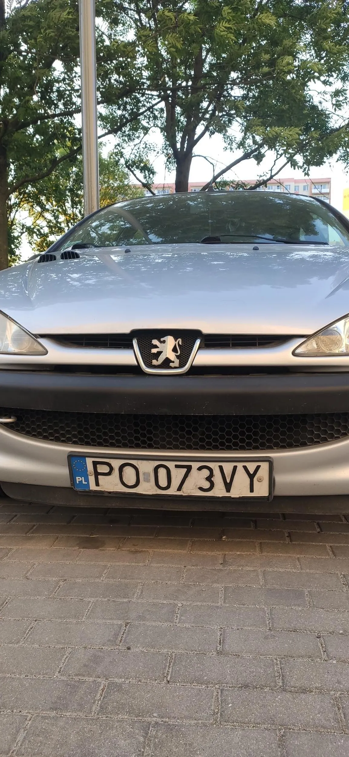 Kretyn, który parkuje do samych drzwi po czym nieumiejący z własnego auta uszkadza auta obok