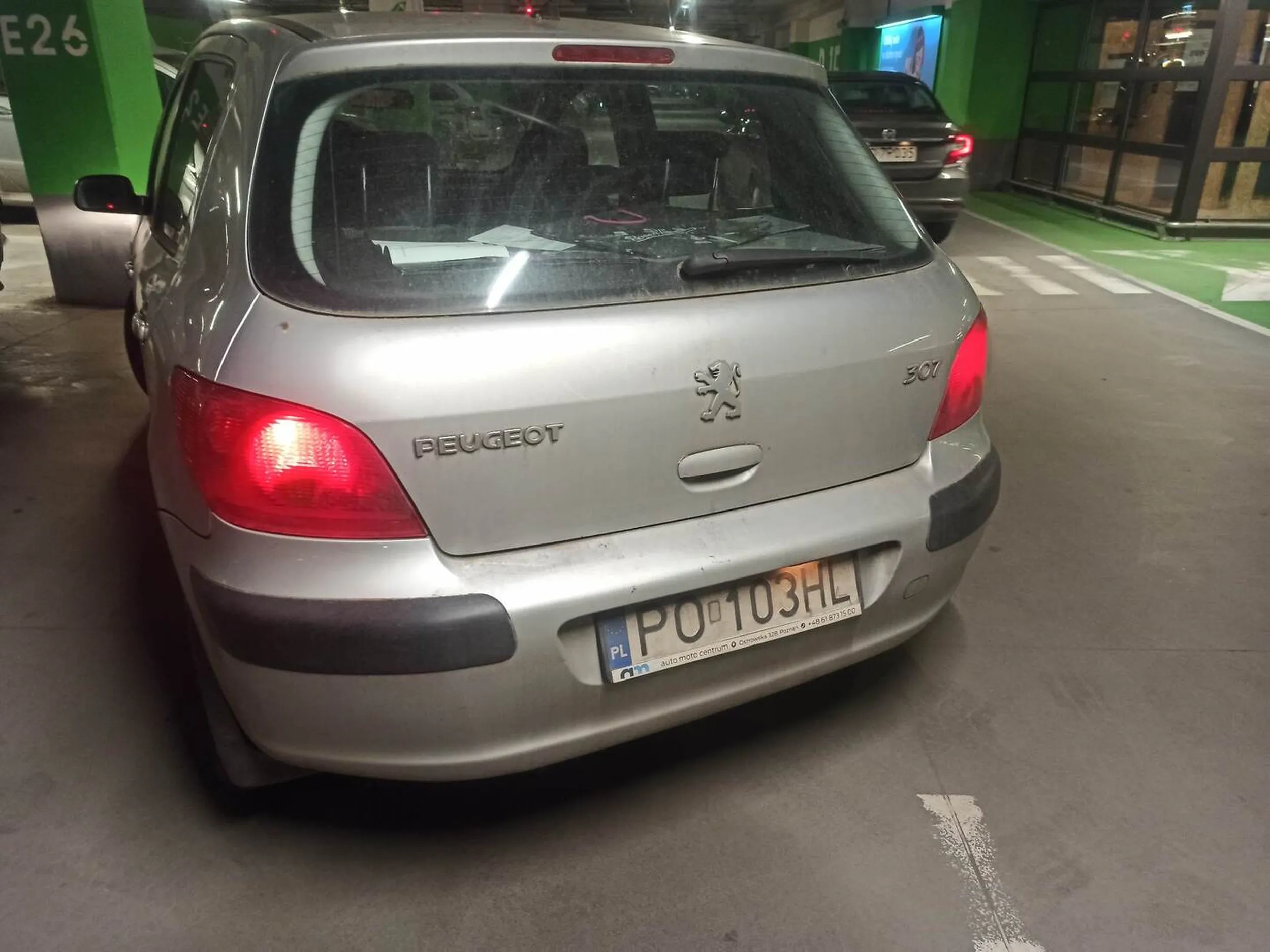 Starsza Pani na parkingu podziemnym w CH. Posnania uderzyła w auto Audi A6, po rozmowie ze świadkiem stwierdziła że ona nie uderzyła tylko (dotknęła). Po czym odjechała.