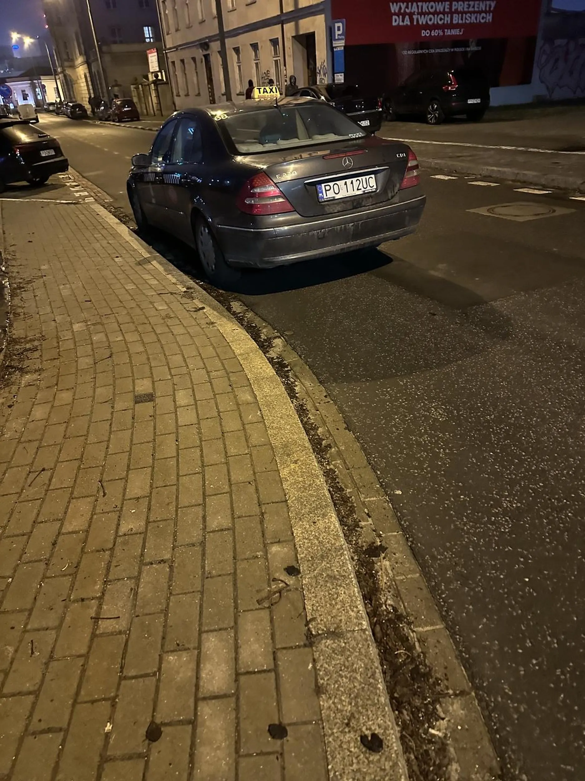 ten dupek potrącił mnie, gdy przechodziłem przez przejście dla pieszych na zielonym świetle. w pobliżu dworca zachodniego.