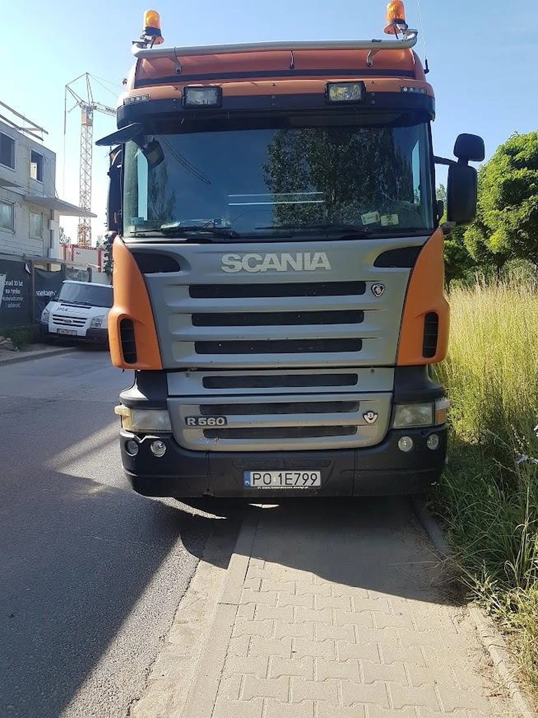 Parkuje na chodniku i zakręcie