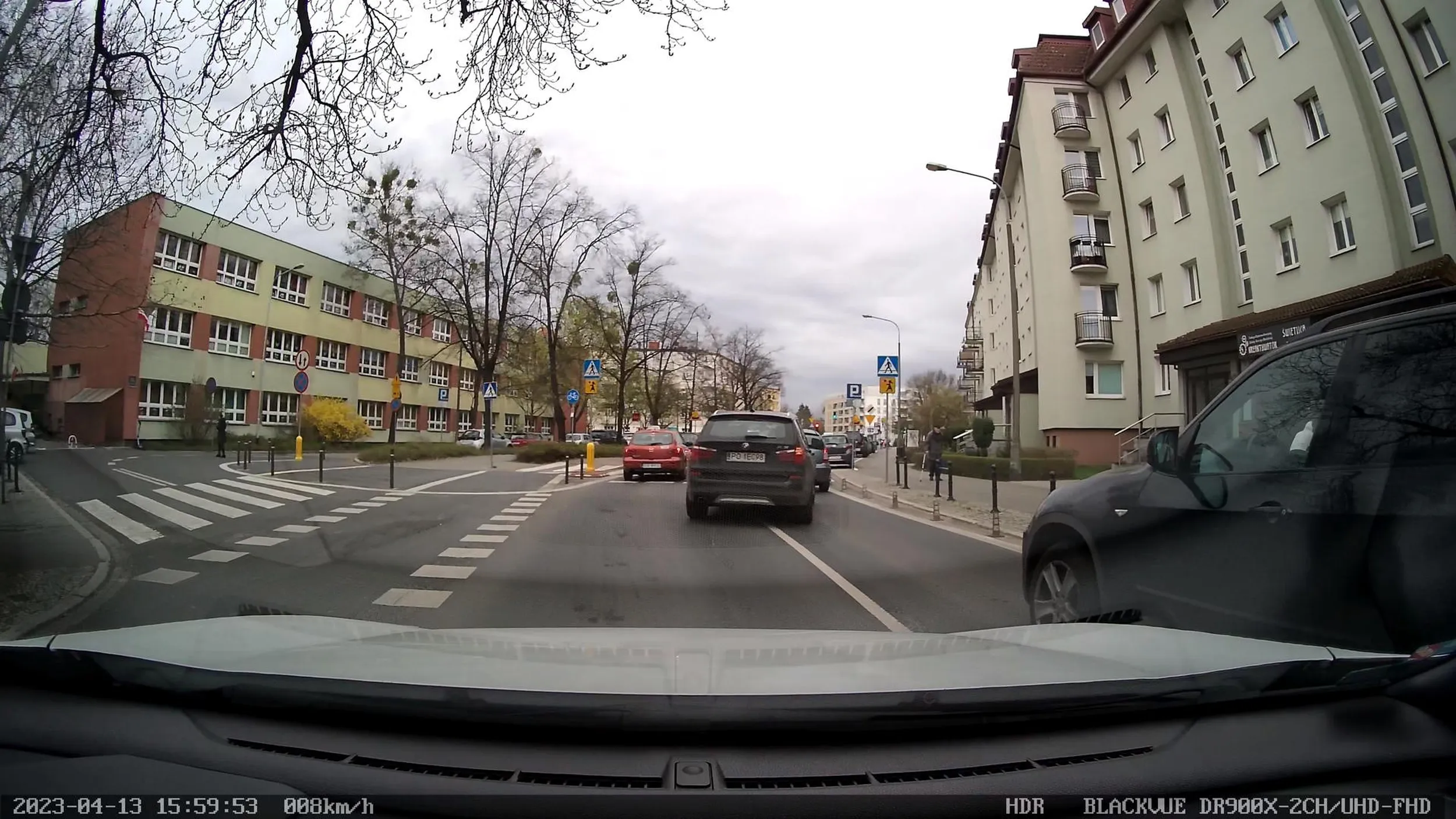 Człowieku trąbisz na stojące w korku samochody, rzucasz sie w tym samochodzie jak orangutan i pizgasz łapami po kierownicy, może czas na jakąś terapię bo takie zachowanie daleko odbiega od normalnego. Ps. Zdradź tajemnicę co miało na celu trąbienie na korek uliczy? Samochody miały magicznie odlecieć do ciepłych krajów czy czego się spodziewałeś?