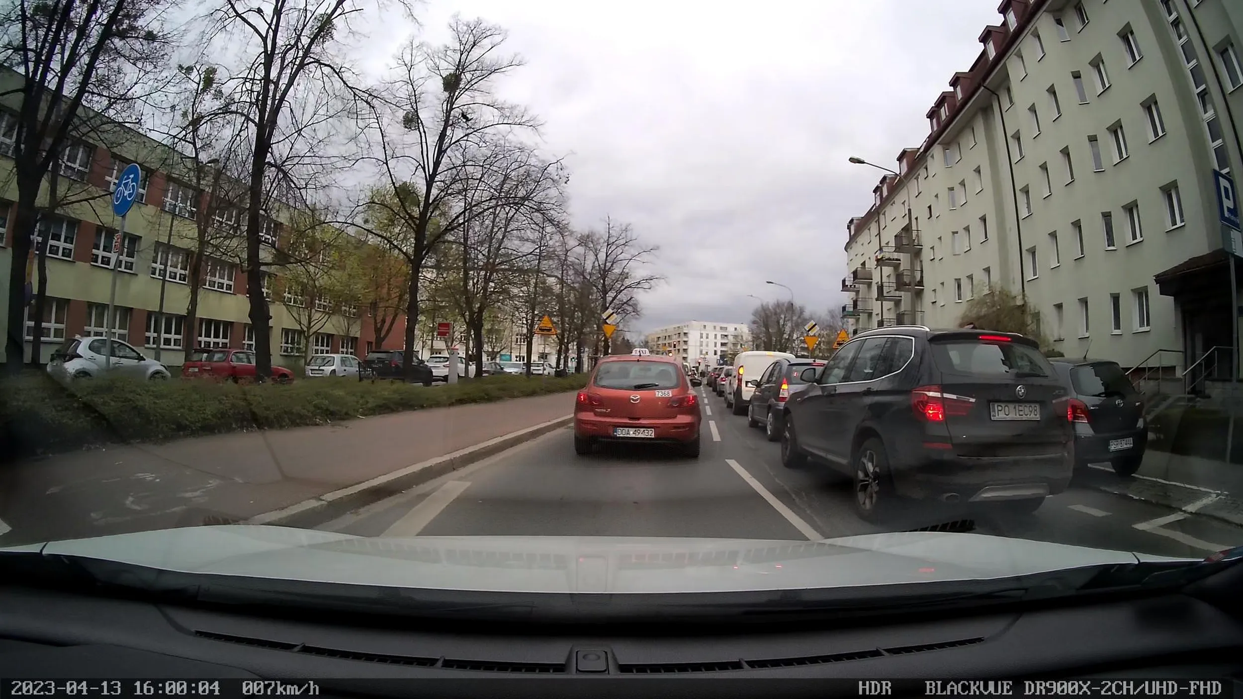 Człowieku trąbisz na stojące w korku samochody, rzucasz sie w tym samochodzie jak orangutan i pizgasz łapami po kierownicy, może czas na jakąś terapię bo takie zachowanie daleko odbiega od normalnego. Ps. Zdradź tajemnicę co miało na celu trąbienie na korek uliczy? Samochody miały magicznie odlecieć do ciepłych krajów czy czego się spodziewałeś?