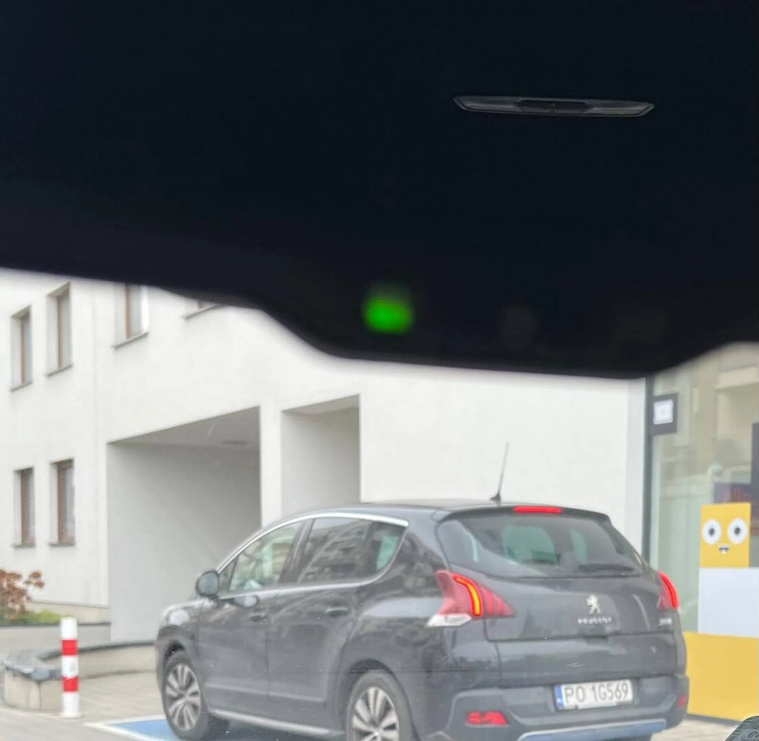 Kierujacy parkuje na miejscu dla niepelnosprawnych pomimo, że wygląda na pełnosprawnego.