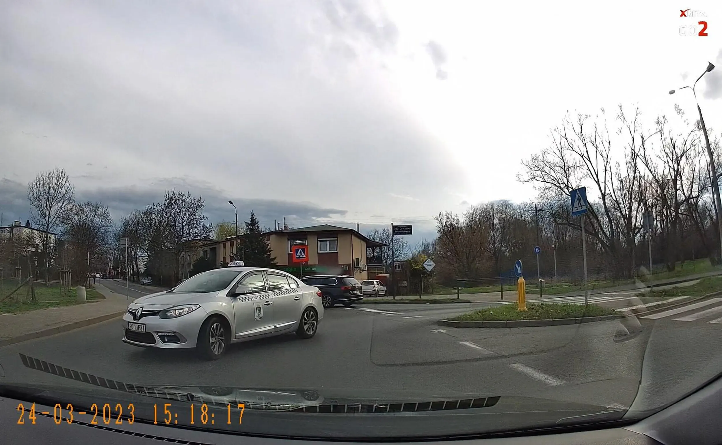 Obsrany i obleśny typ, wyjeżdża z podporządkowanej i trąbi.