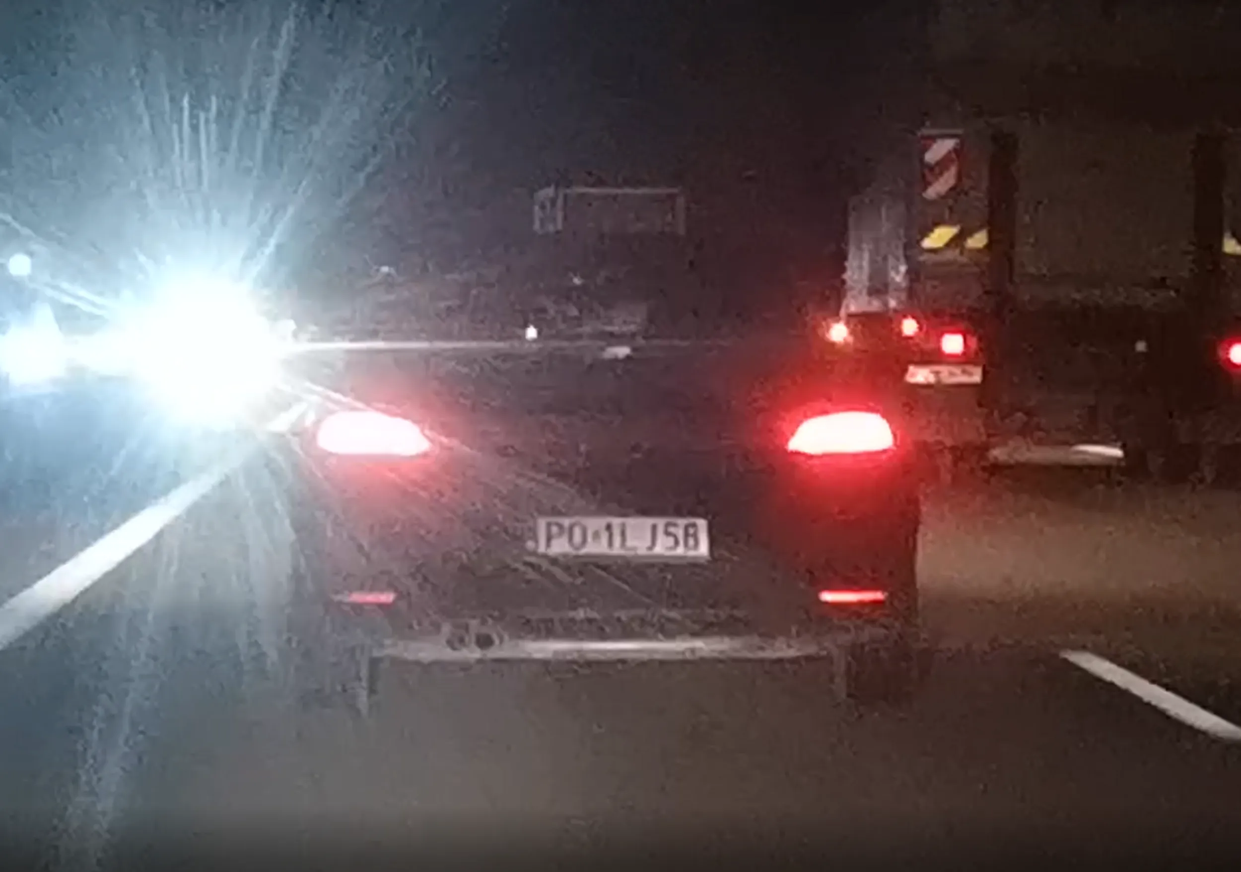 Ewidentny kozaczek, wielki szeryf drogi. Przy wyprzedzaniu przy prędkości 140km/h na autostradzie, specjalnie przyśpieszał i blokował pas. Bardzo nerwowe ruchy, sapał do kilku kierowców.