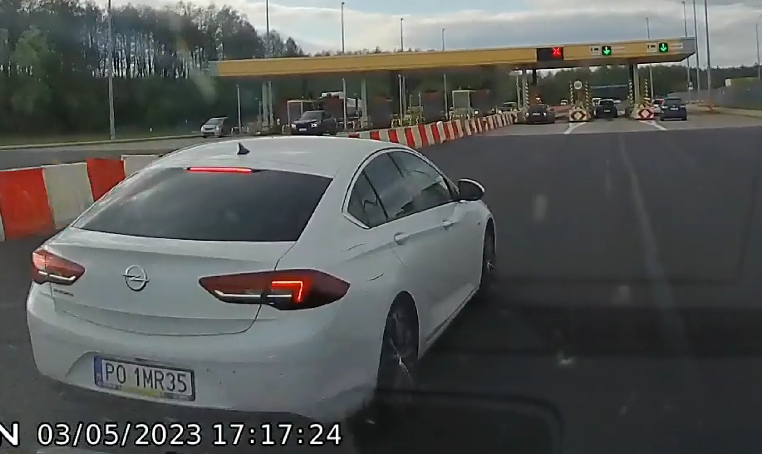 Słychać zjeżdża drogę po to, aby być pierwszym na bramkach.