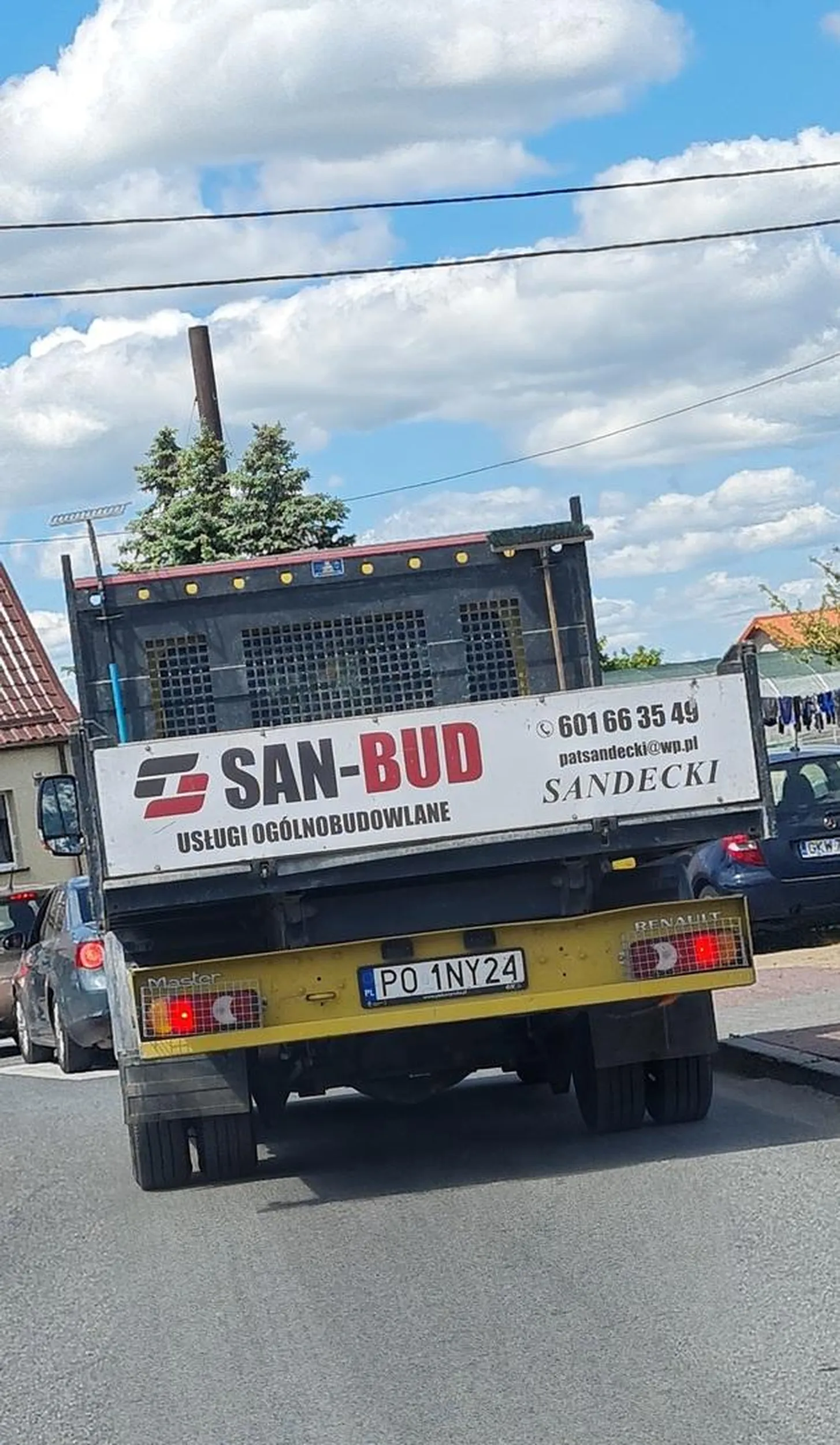 Teren osiedla. Teren budowy. Jazda na zderzaku przed pojazdem, który egzekwuje przepis o maksymalnej dopuszczalnej prędkości na terenie osiedla 20km/h i porusza się przewidywalnie oraz w sposób prawidłowy dla układu zawieszenia na drodze nieutwardzonej żwirowanej i dziurawej. Niestety to nie wszystko. Kierowca tychże tablic poza jazdą na zderzaku i tworzeniu presji postanawia zajechać drogę wyprzedzając ze znaczną prędkością od boku wzniecając znaczne ilości kurzu, kamieni, tworząc odpryski na lakierze i szybie czołowej. Pomimo sygnałów dźwiękowych i rzucania długimi oczywiście kierowca zaliczył ucieczkę. Sprawa wraz z nagraniem z wideorejestratora zgłoszona na policję.