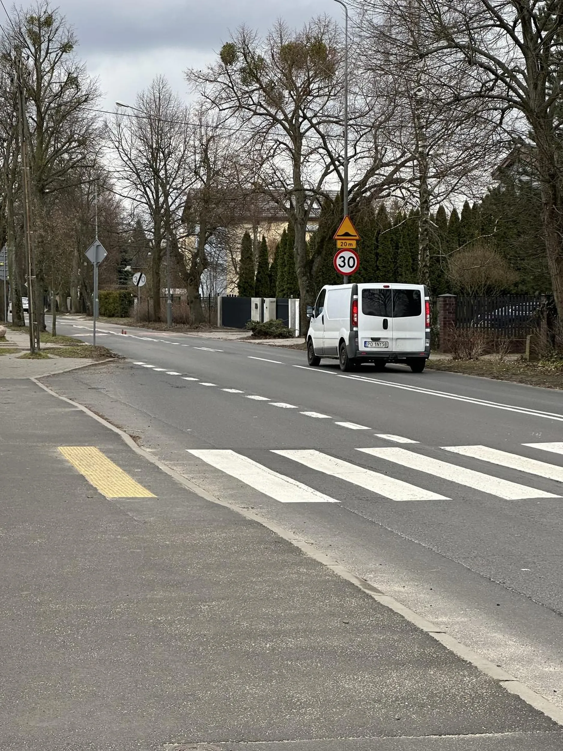 Właściciel nie wie co to pasy na jezdni. Nie umie się przed Niki zatrzymać. Rozjechałby przechodniów kretyn jeden…