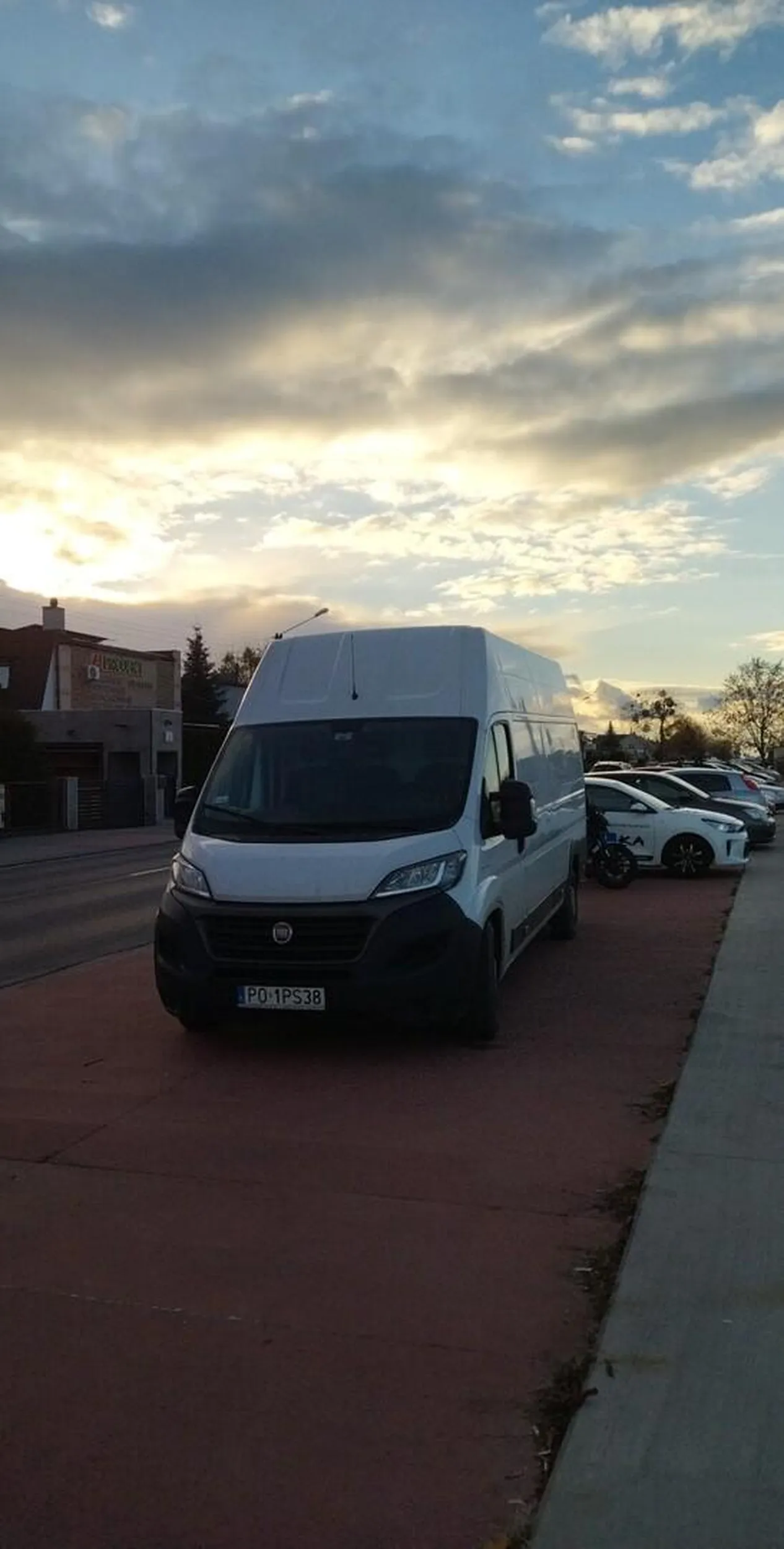 busiarz zajmuje kilka miejsc parkingowych