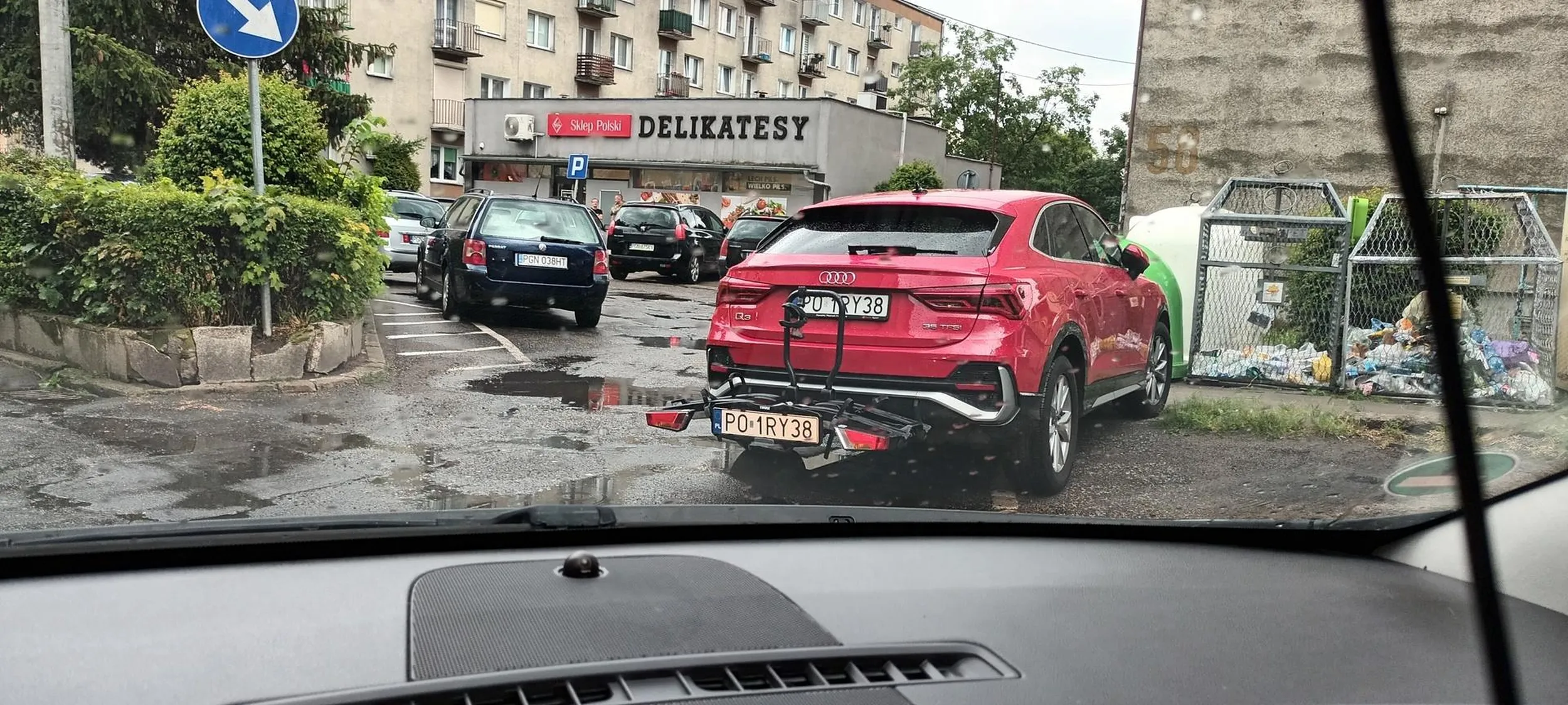Myślenie i parkowanie nie jest mocną stroną tej osoby! Utrudnia wjazd na osiedle z wystającym bagażnikiem na rowery, brawo!