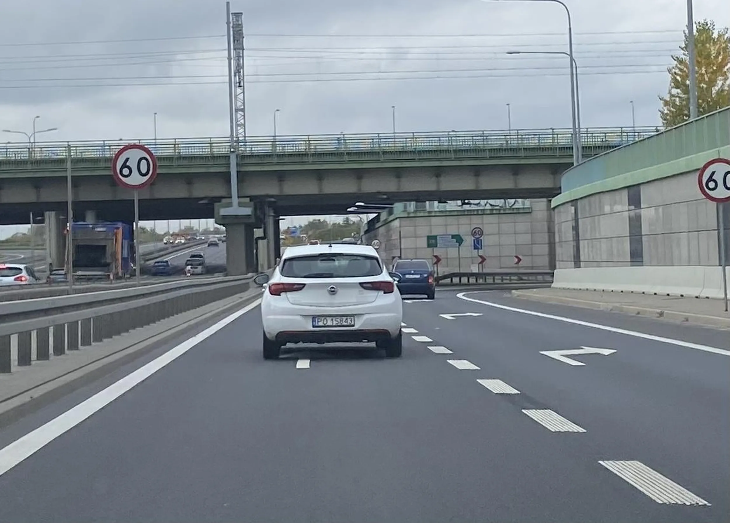 Bardzo slaby kierowca nie patrzy w lusterka przy zmianie pasow