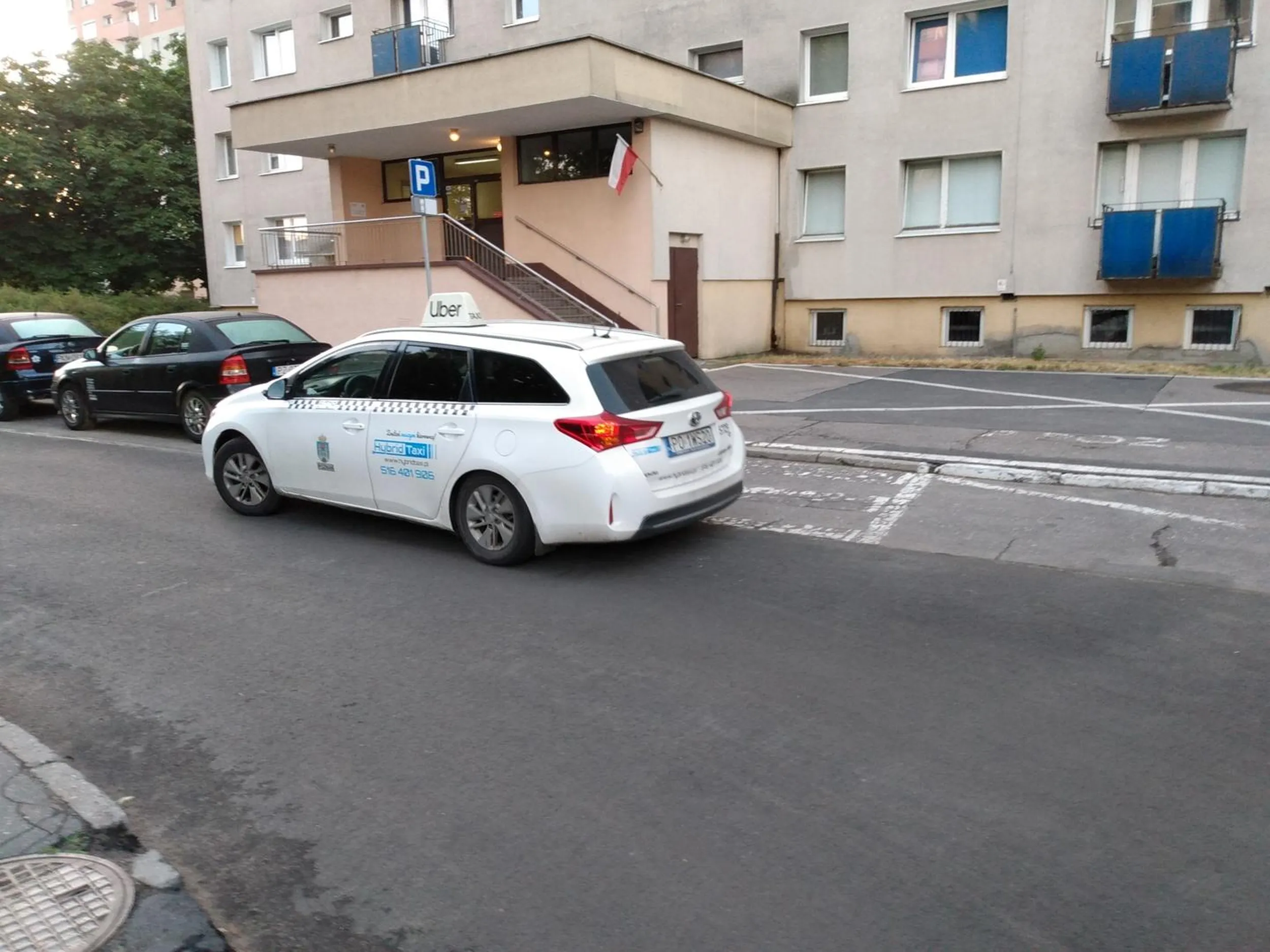 Ubery robią samowolkę. Parkowanie na przejściu dla pieszych. Słowna aegumentacja nie pomogła. Dopiero na widok aparatu kierowca zdecydował się w popłochu zmienić miejsce postoju. 29 czerwca 2023 , godz 4.49