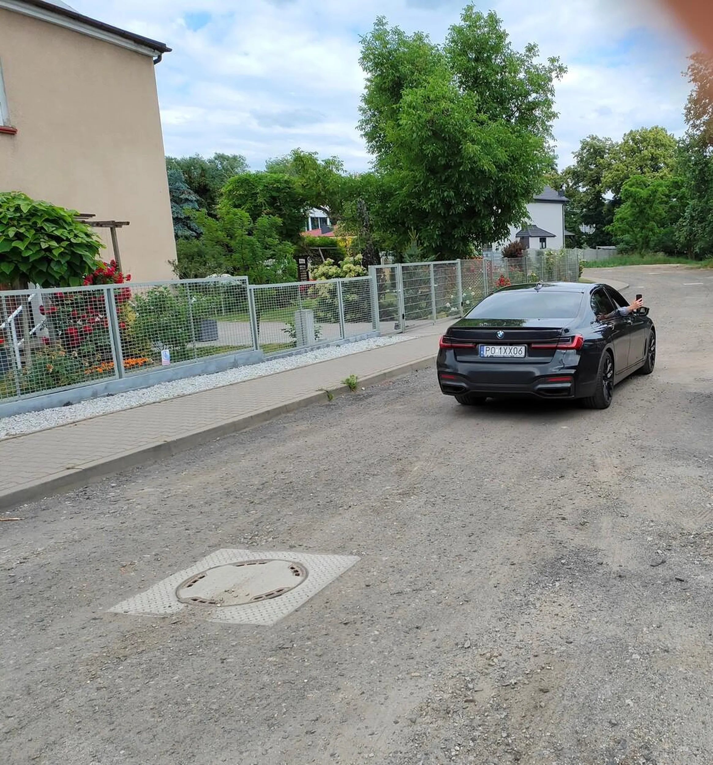 Zwykły bandyta, nie tylko drogowy. Wymusza pierwszeństwo na pieszym podczas skrętu w lewo, a na ostrzegawcze uderzenie w auto reaguje dogonieniem i przekroczeniem reguł obrony koniecznej, używając kilkukrotnie gazu łzawiącego. Po ucieczce udało mi się cofnąć i zrobić fotki, kiedy wrócił po chwili w to samo miejsce. Prawie mnie potrącił kiedy robiłem zdjęcia, uderzając mnie w nogę tyłem auta. Sprawa na pewno trafi na policję, takich idiotów trzeba eliminować z dróg.