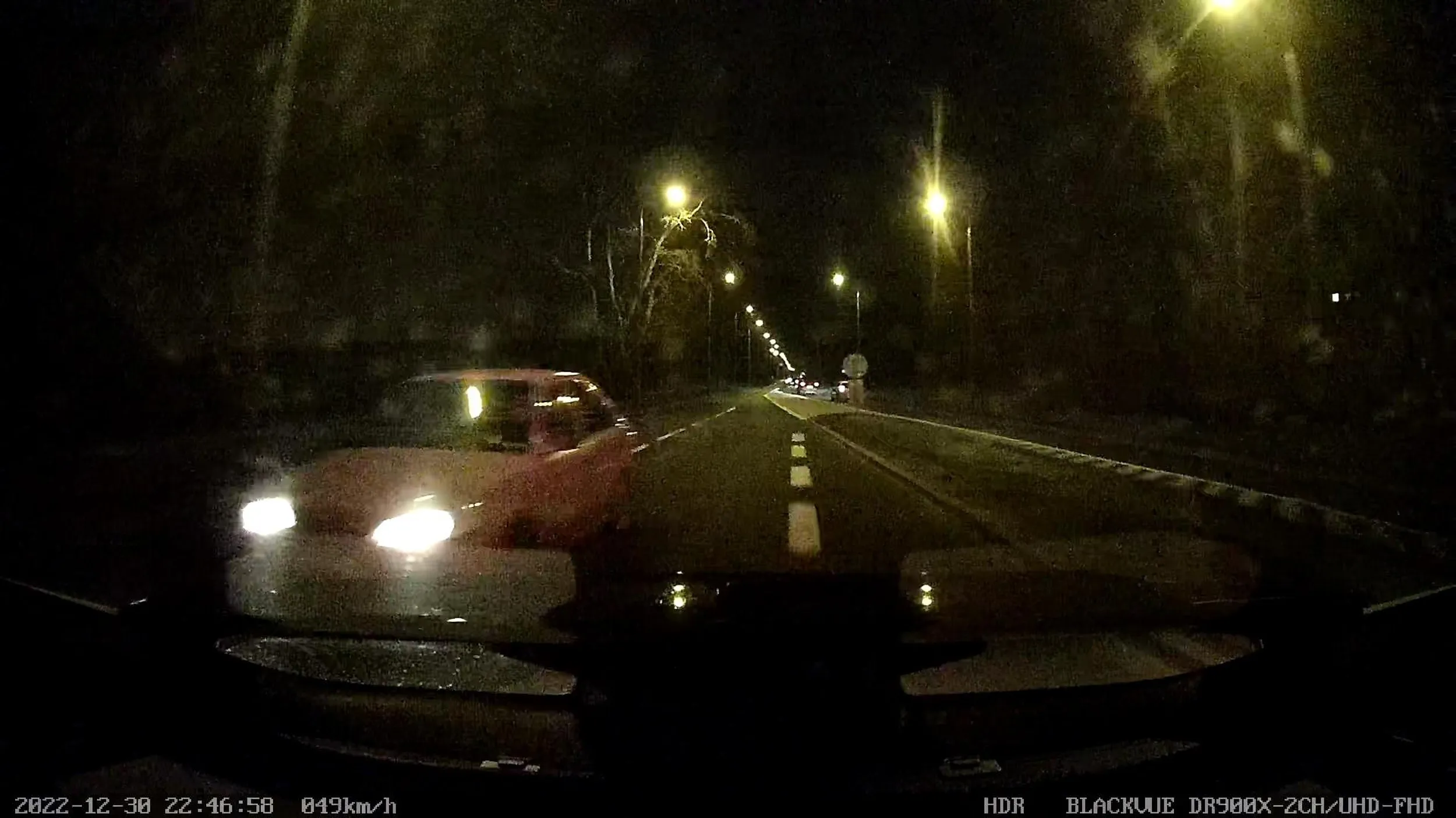 Wyprzedzanie pasem ktorym porusza się inny pojaz i mijanie go na centymetry, zajeżdżanie drogi i zmuszanie do nieplanowanego hamowania i to wszystko z użyciem pojazdu który z dużą dozą prawdopodobieństwa nie przeszedłby rzetelnego badania technicznego. Człowieku walnij się w ten durny łeb może zmądrzejesz.