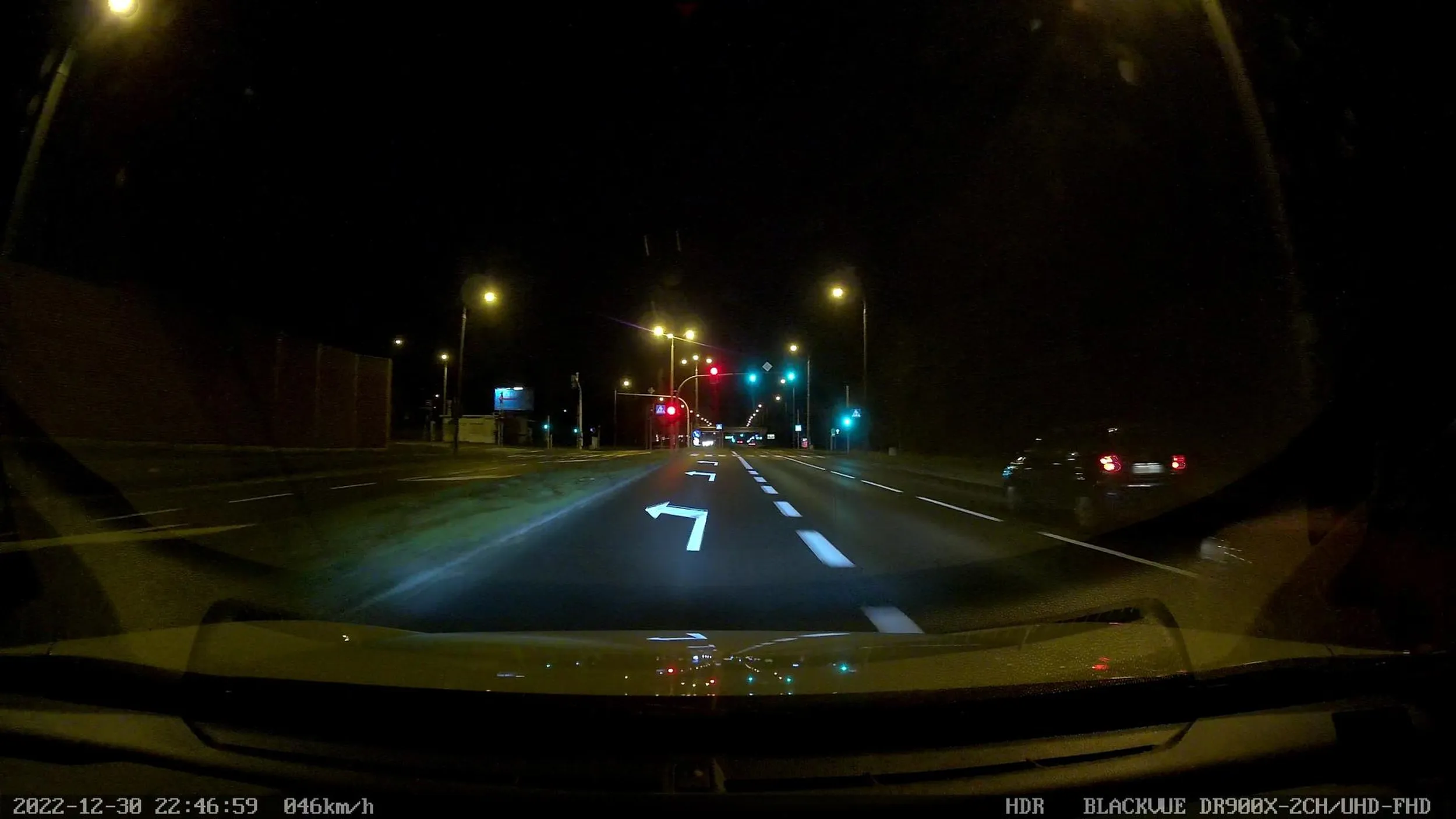 Wyprzedzanie pasem ktorym porusza się inny pojaz i mijanie go na centymetry, zajeżdżanie drogi i zmuszanie do nieplanowanego hamowania i to wszystko z użyciem pojazdu który z dużą dozą prawdopodobieństwa nie przeszedłby rzetelnego badania technicznego. Człowieku walnij się w ten durny łeb może zmądrzejesz.