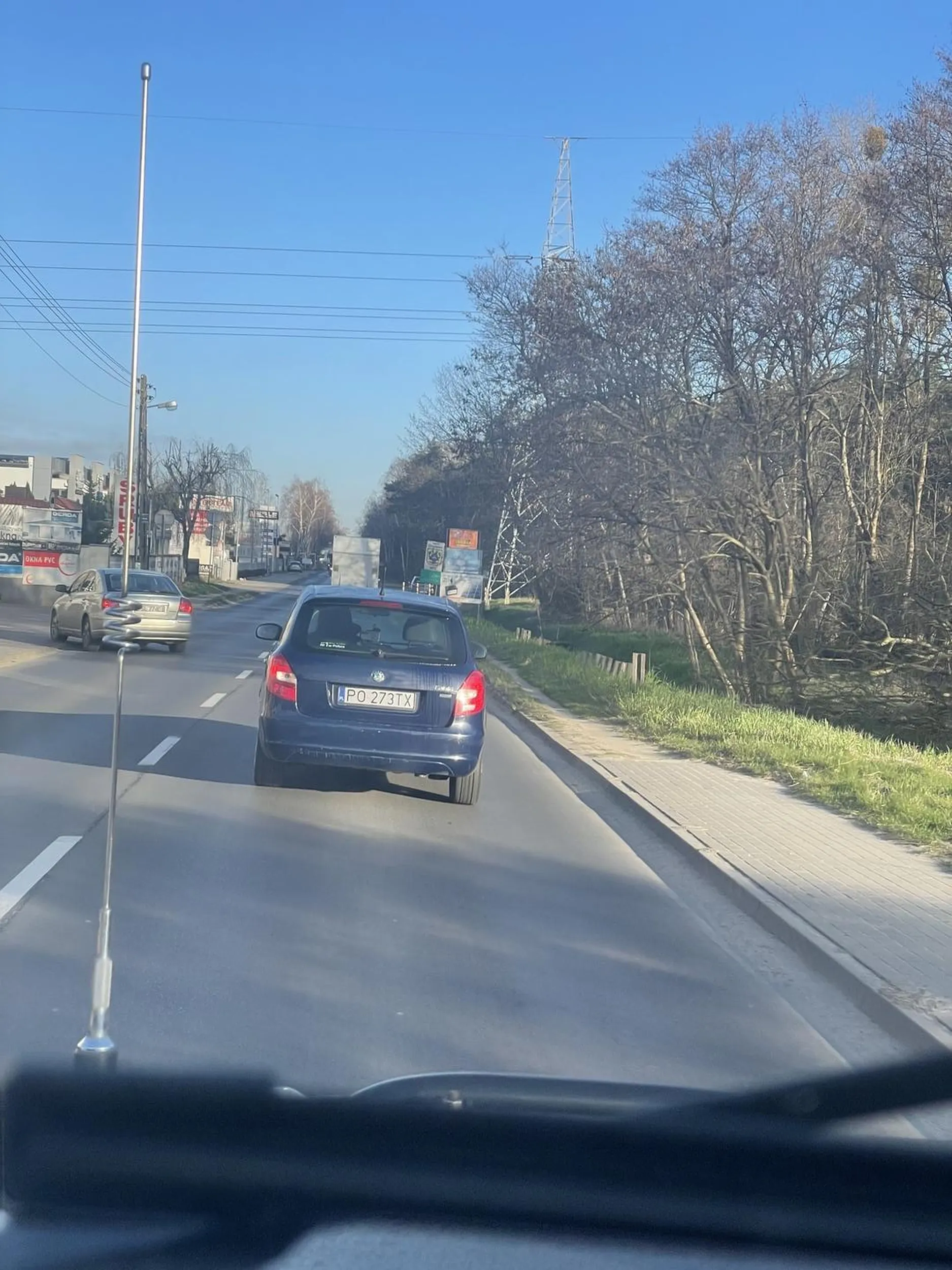 Prostak, który zajeżdża drogę i hamuje przed maską. Później jeszcze wystawia środkowy palec.