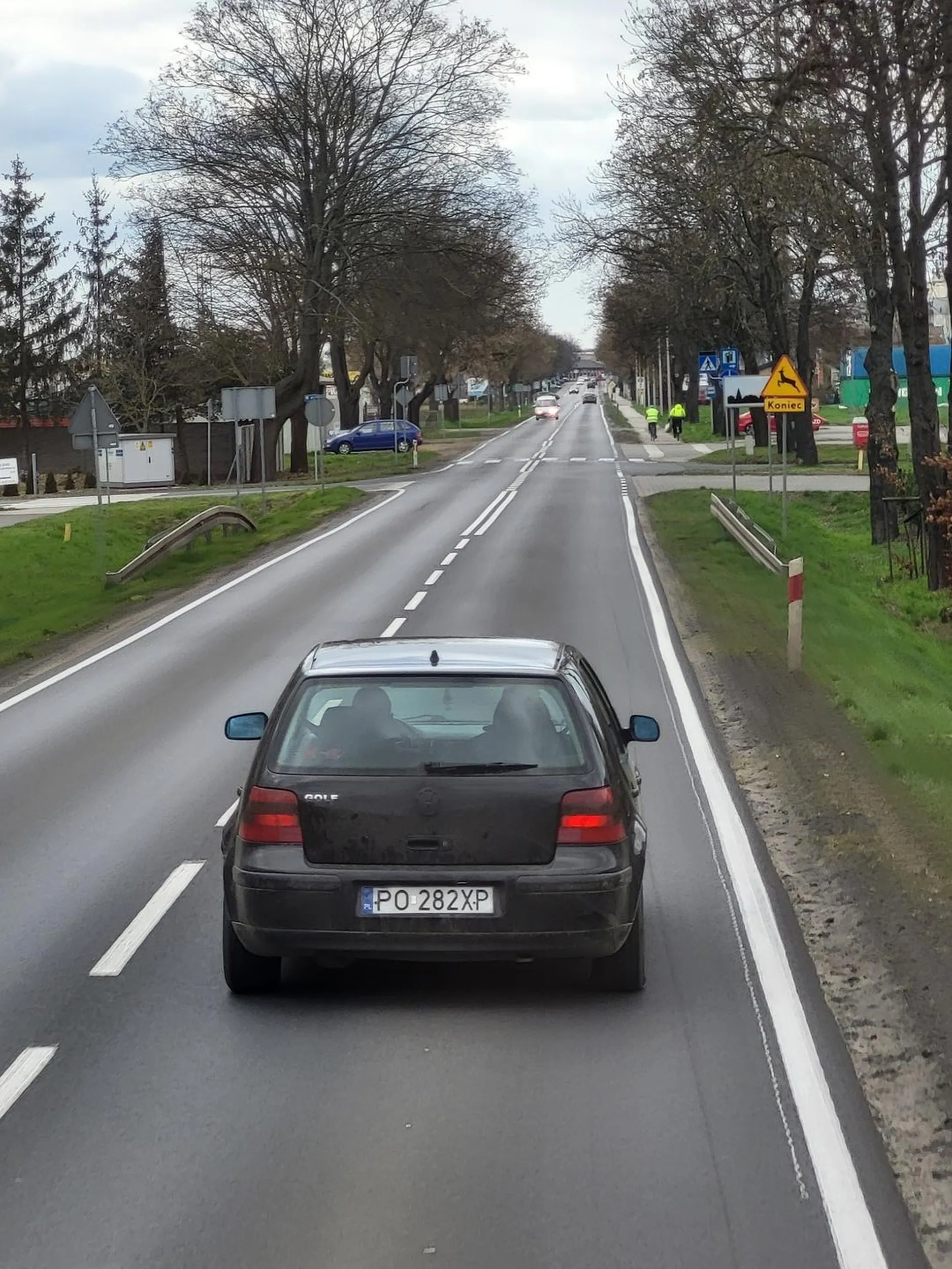 Nie ogarnia znaków. Na ograniczeniu do 90 kmh jedzie 50 bo w oddali zobaczył kamizelki