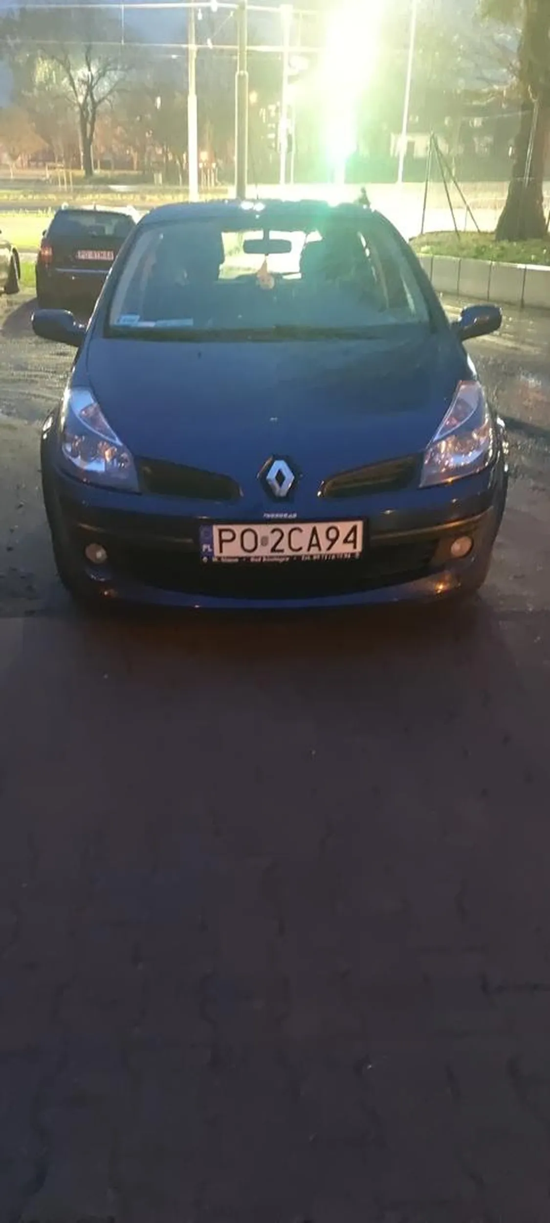 Parkuje tak krzywo jakby miał zeza i to w samym wjeździe na parking uniemożliwiając innym wjazd