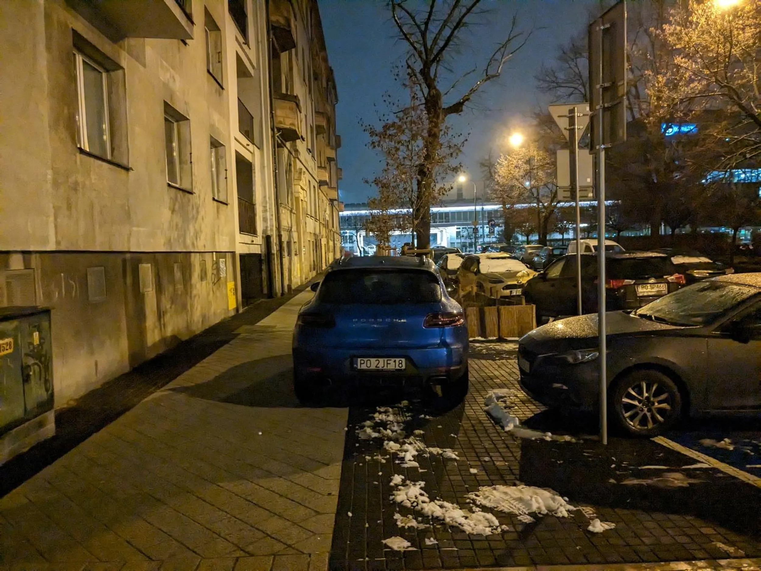 Stoi na chodniku. 2023 01 22 16:30