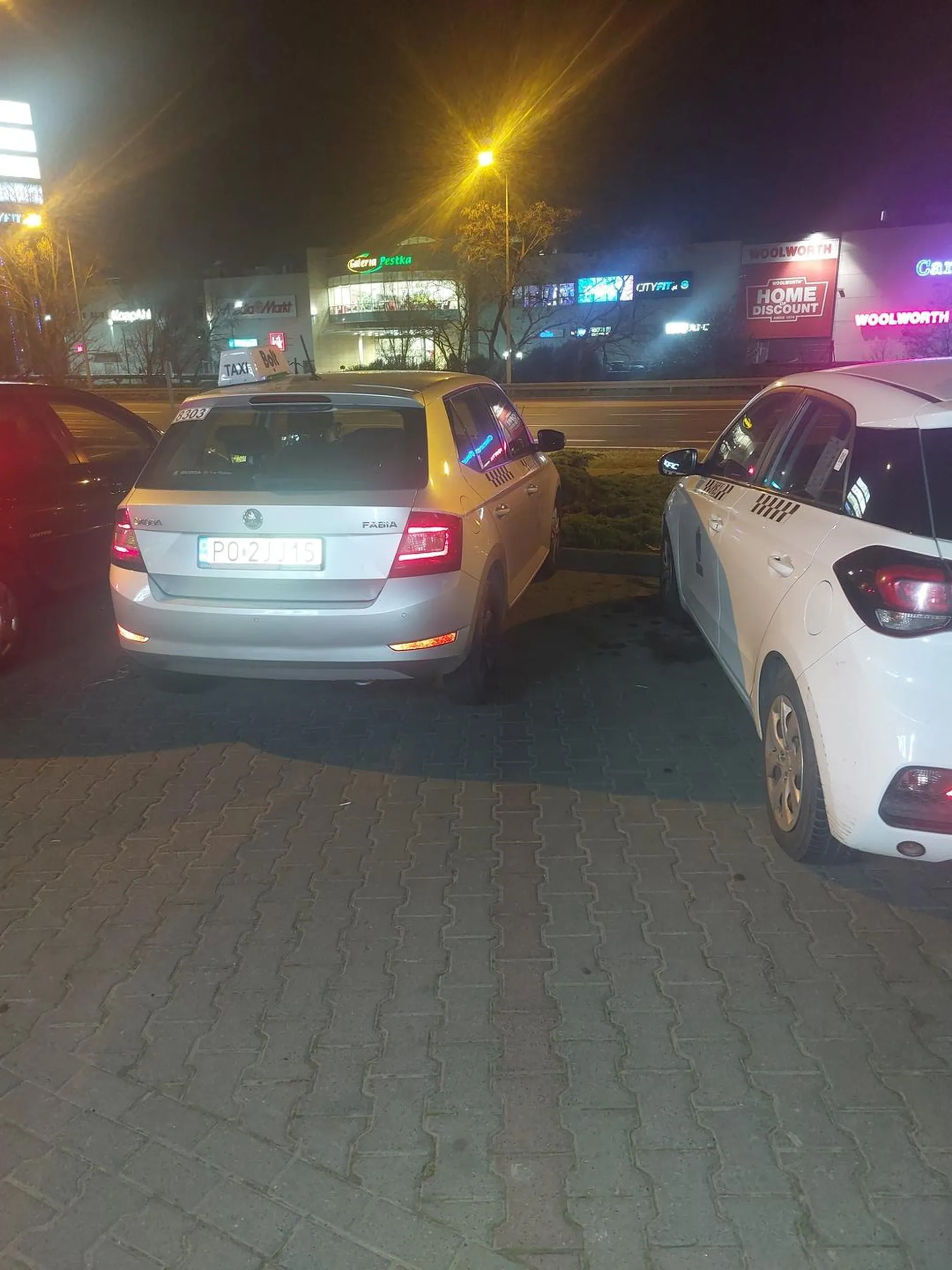 Kolejny ananasik spod szyldu Uber... Nie potrafiący parkować we wyznacozmym miejscu na pojazd nie zabierając miejsca i swobody wokół jego samochodu...