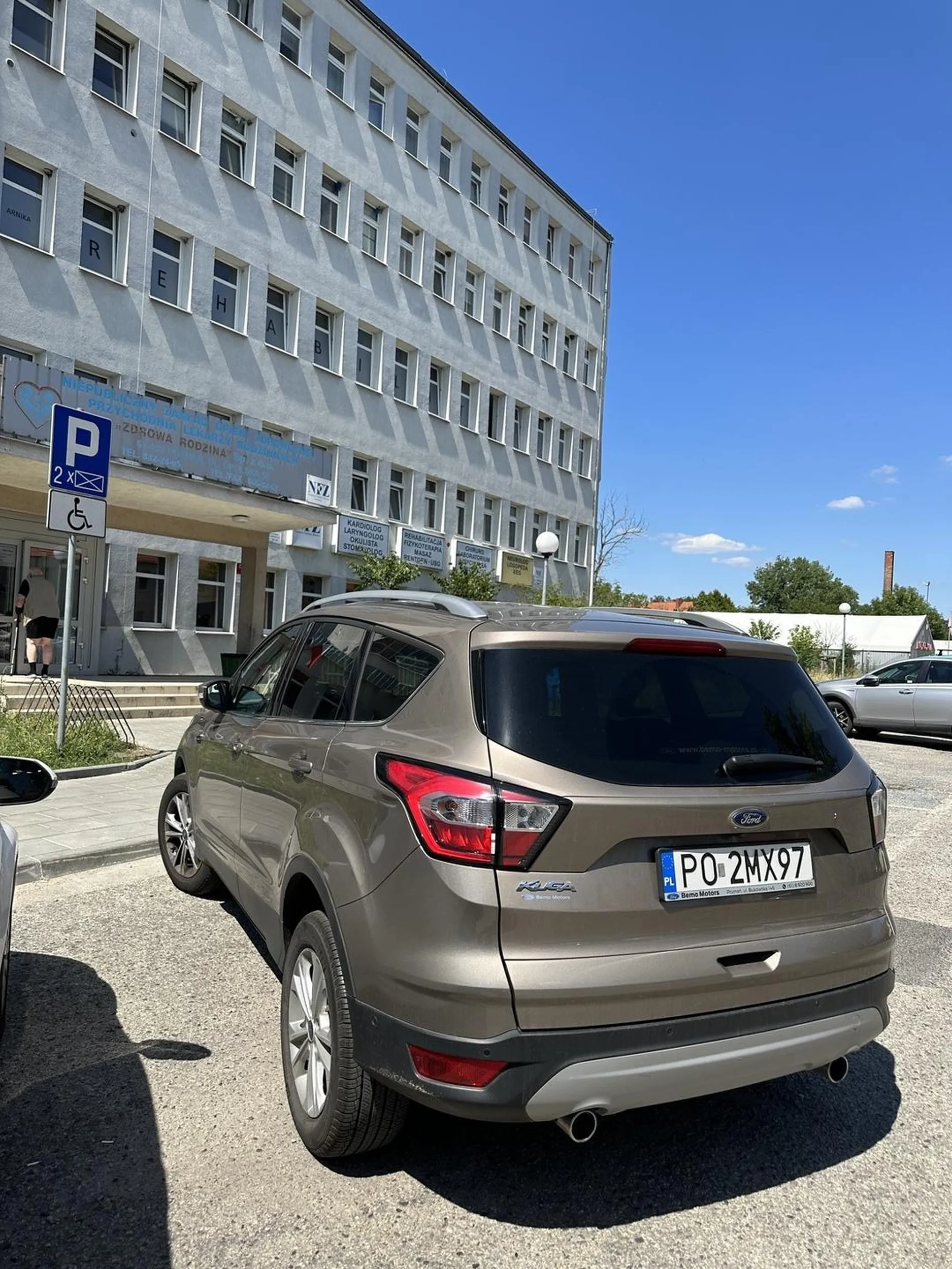 Pan z neseserem, staje pod przychodnią zajmując połowę koperty dla niepełnosprawnych. Plakietki oczywiście brak. :)