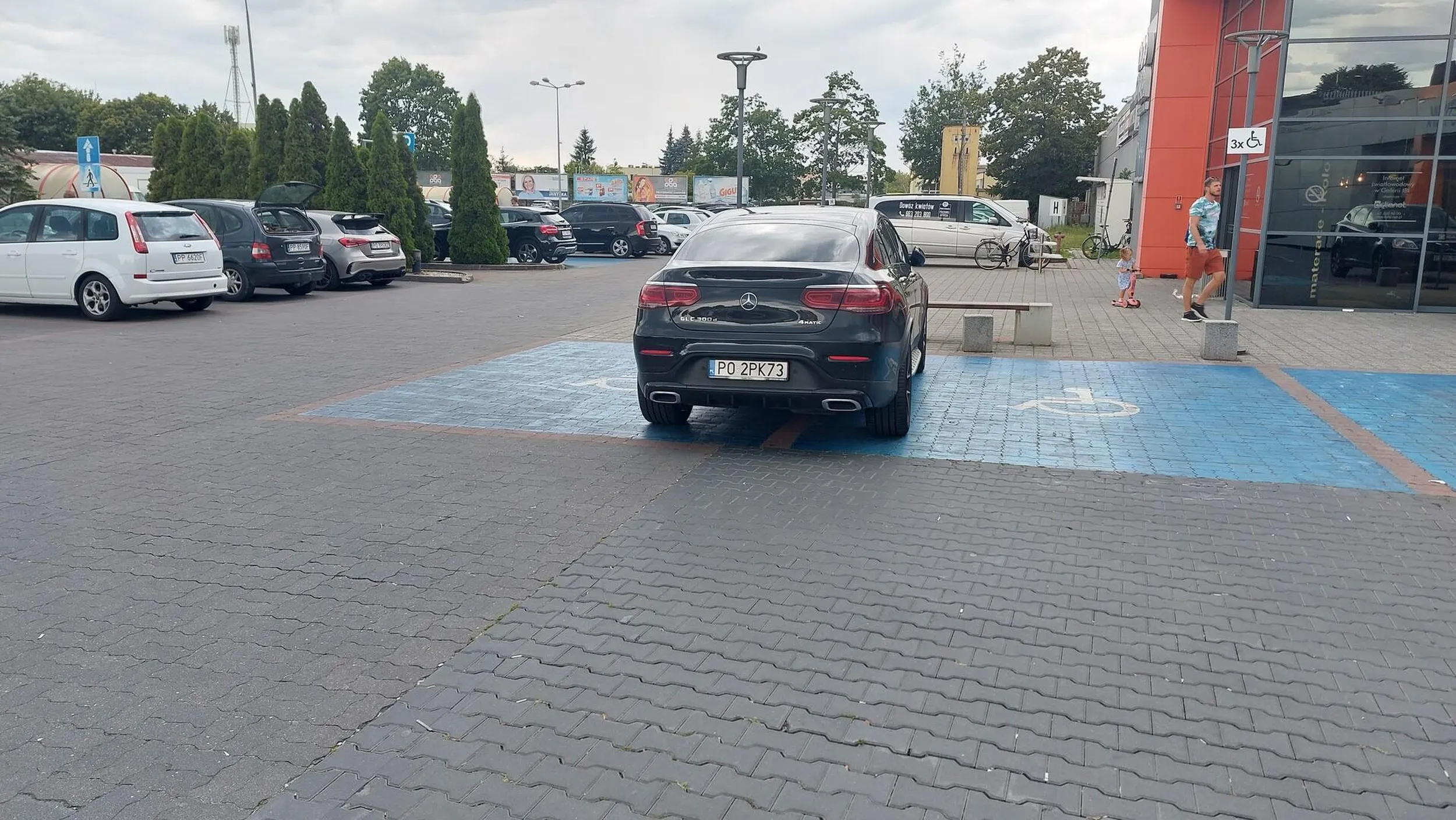 Kierowca bez wątpienia niepełnosprawny intelektualnie, aczkolwiek bez plakietki za szybą. Dziwne...