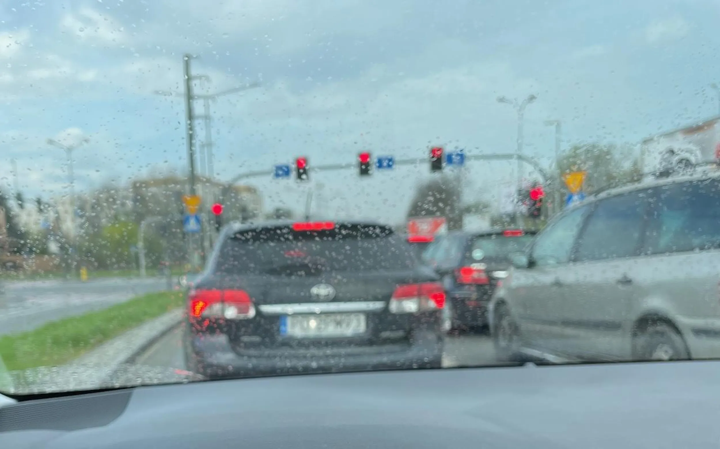 Tragedia kierowca Toyoty wpychanie się, wymuszanie i jazda na czerwonym.